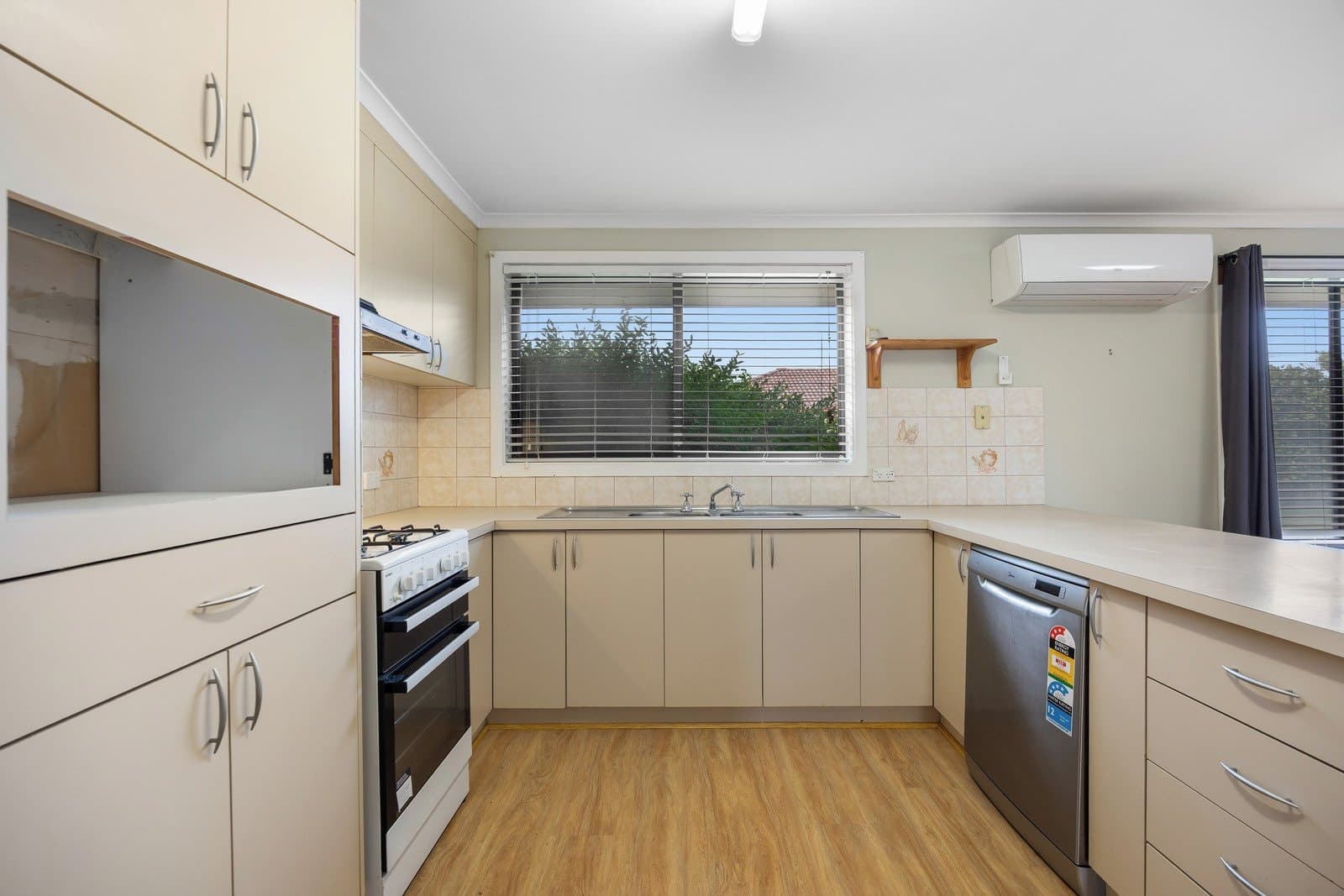 221 Spencer Street,
                        
                    
                    
                        
                            Sebastopol, Sebastopol - Thumbnail 2