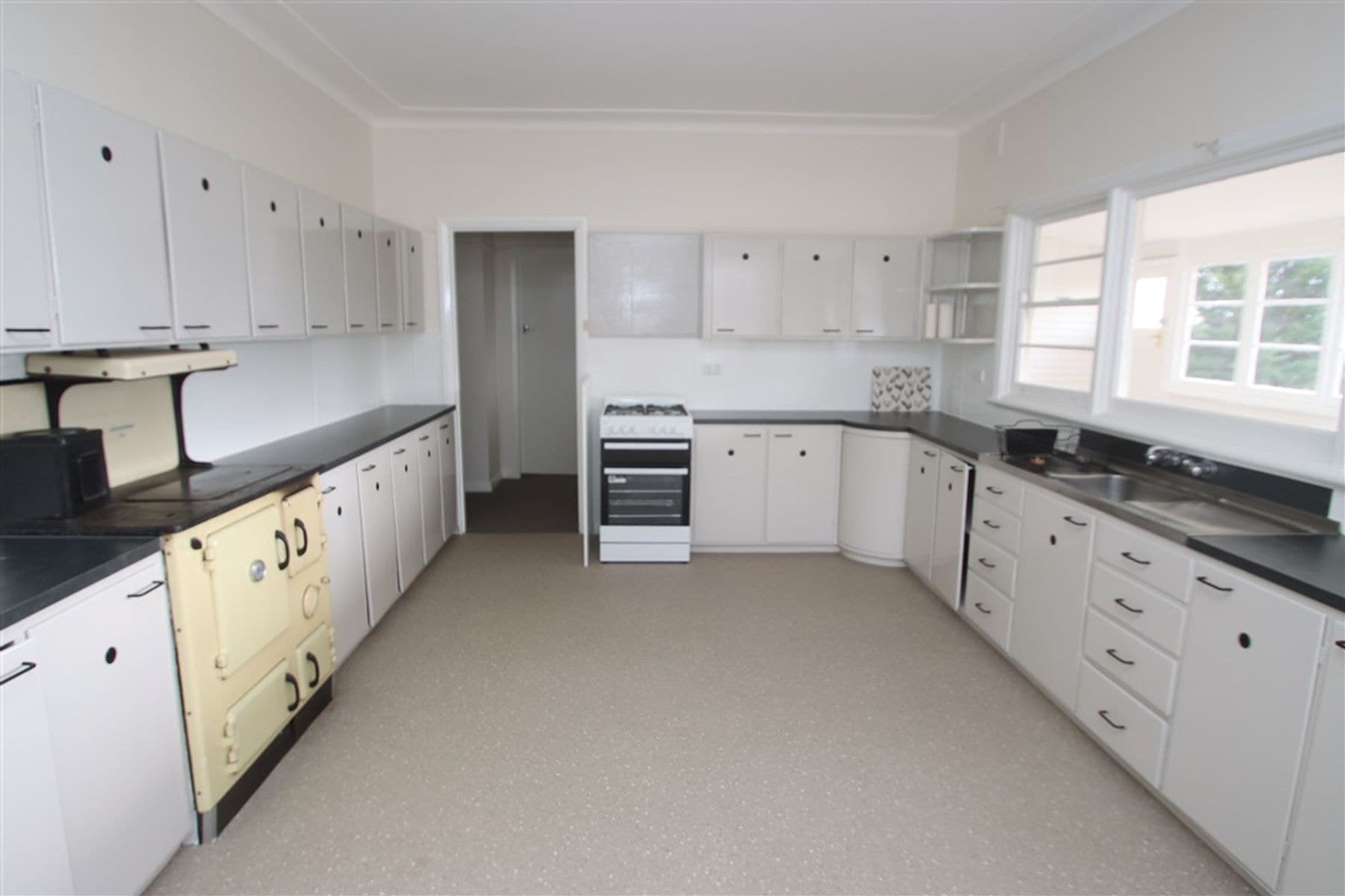 84 Martin Street, Tenterfield NSW 2372, Tenterfield - Thumbnail 5