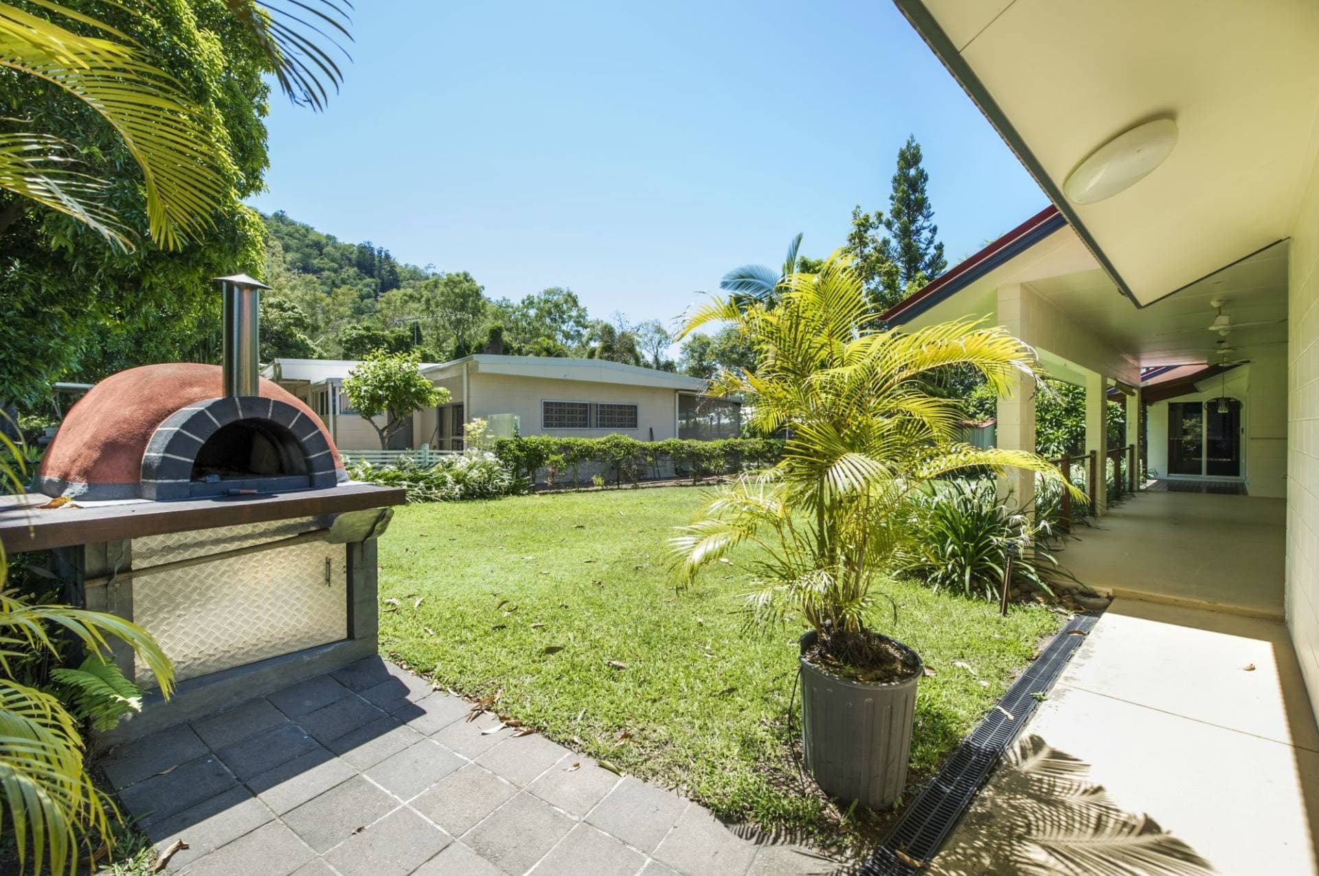9 Robson Street, Nelly Bay - Thumbnail 2