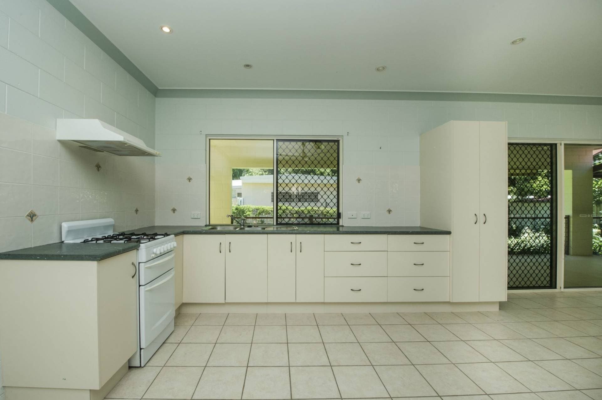 9 Robson Street, Nelly Bay - Thumbnail 5