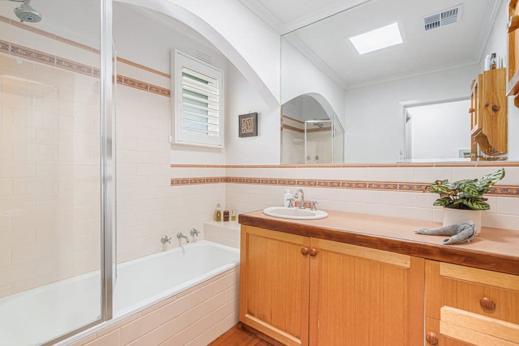 8 Hampton Court, Glen Waverley - Thumbnail 5