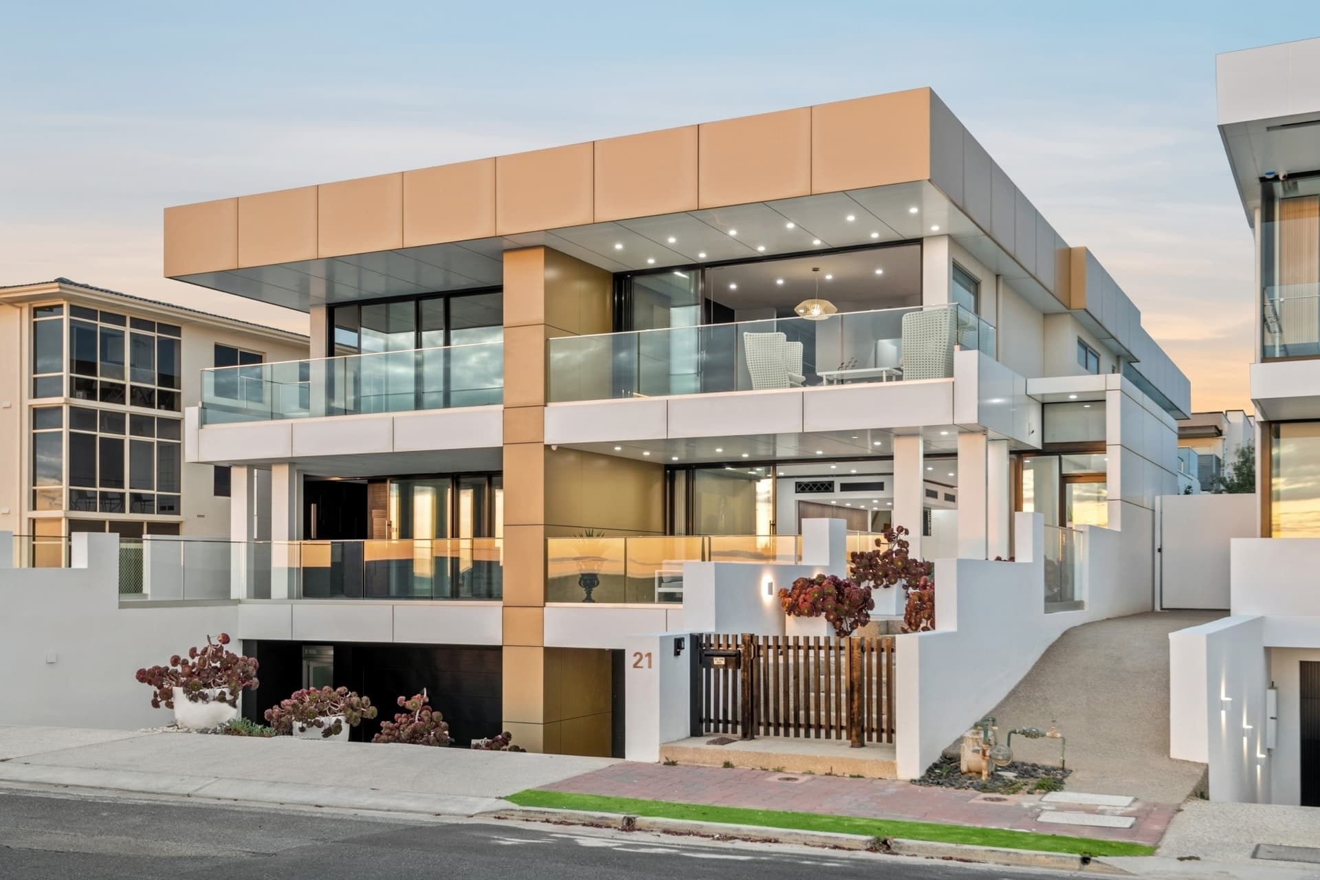 21 North Esplanade, Glenelg North, Glenelg North - Thumbnail 3