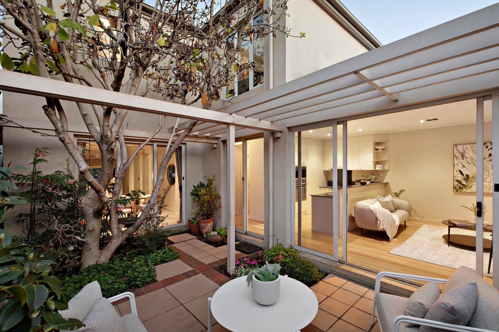 9 Hobsons Bay Parade, Port Melbourne - Thumbnail 2