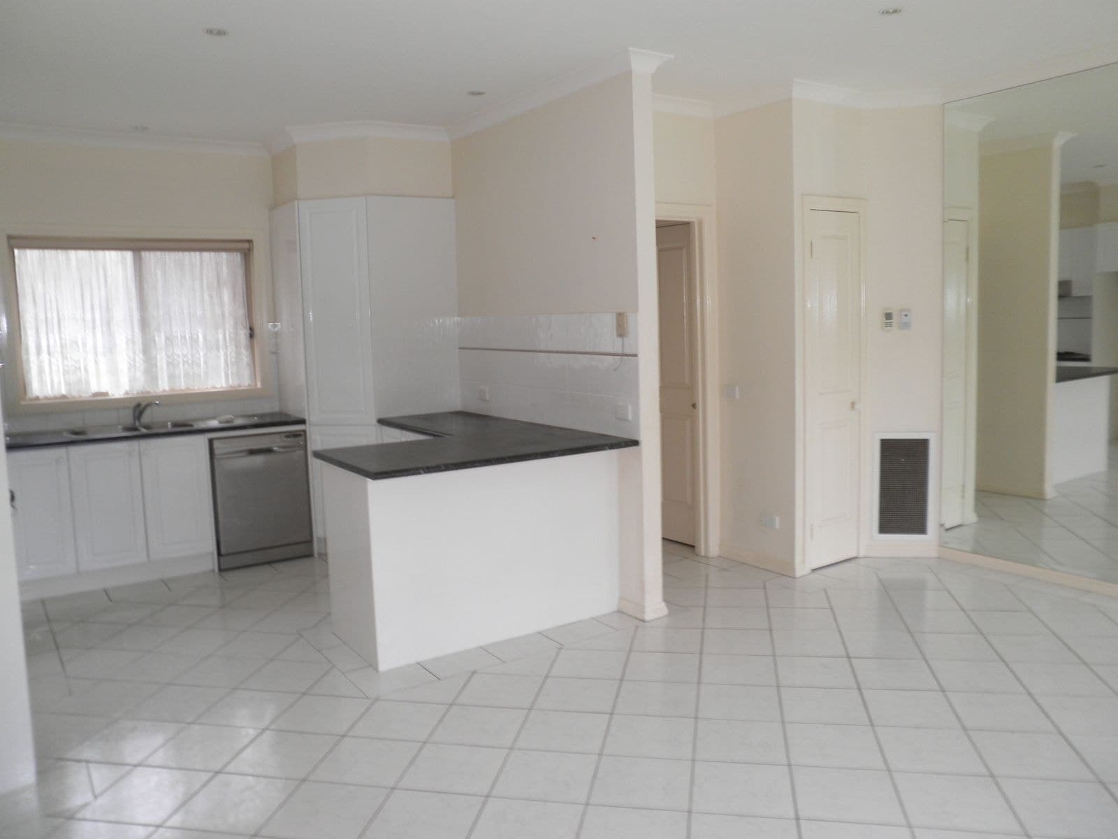 1/11 Garrisson Drive, Glen Waverley VIC 3150, Glen Waverley - Thumbnail 4