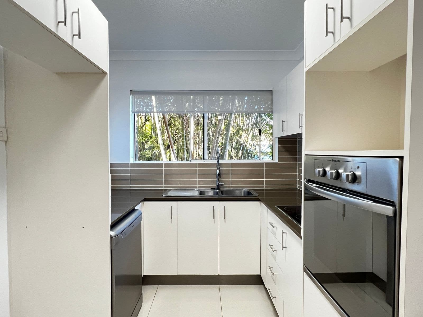 2/31-33 Mawarra Street, Chevron Island QLD 4217, Chevron Island - Thumbnail 2