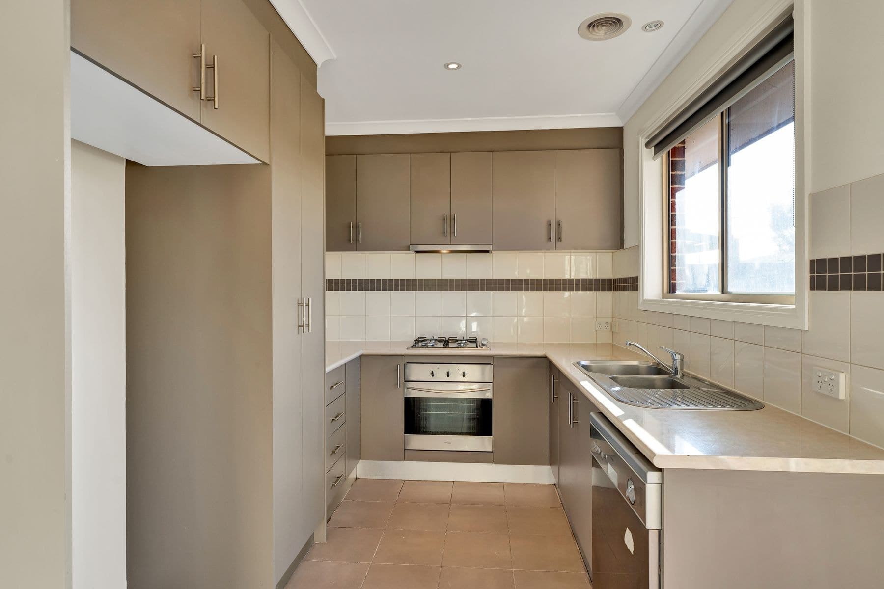 2/61 Station Road, Melton South VIC 3338, Melton South - Thumbnail 3