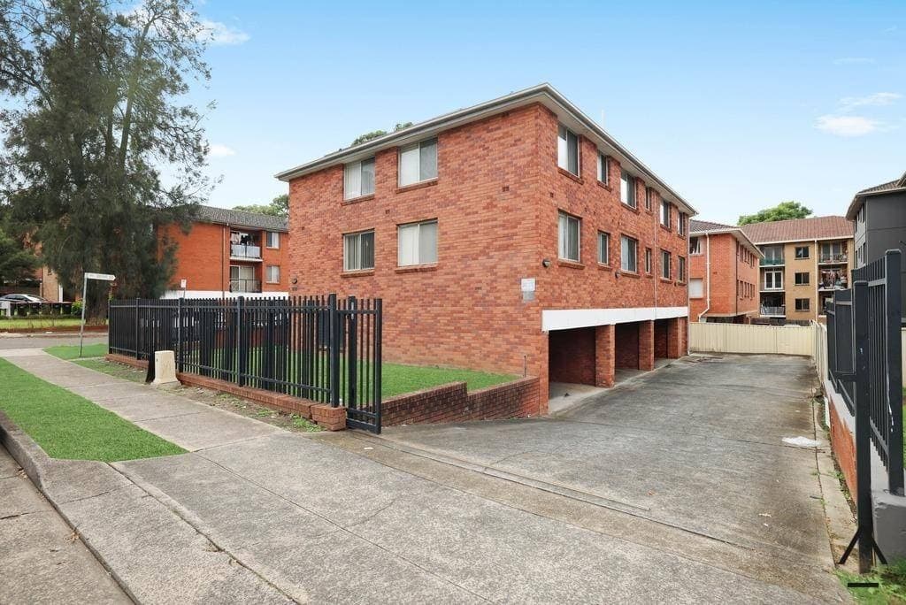 2/20 Nagle Street, Liverpool - Image 1