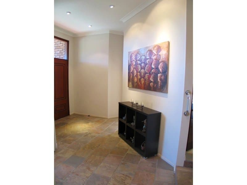3 Elsemore Crt, CARRARA  QLD  4211, Carrara - Thumbnail 2