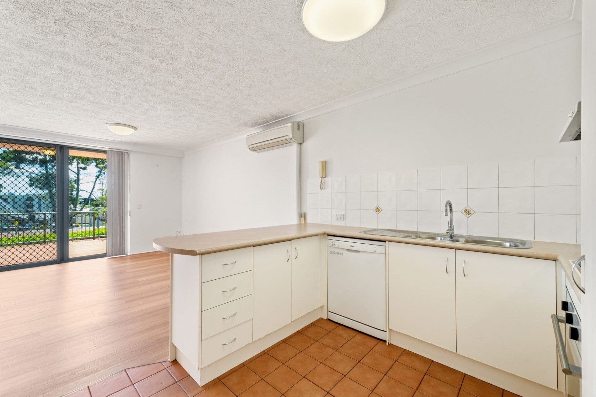 31/45 Pohlman Street, Southport - Thumbnail 7