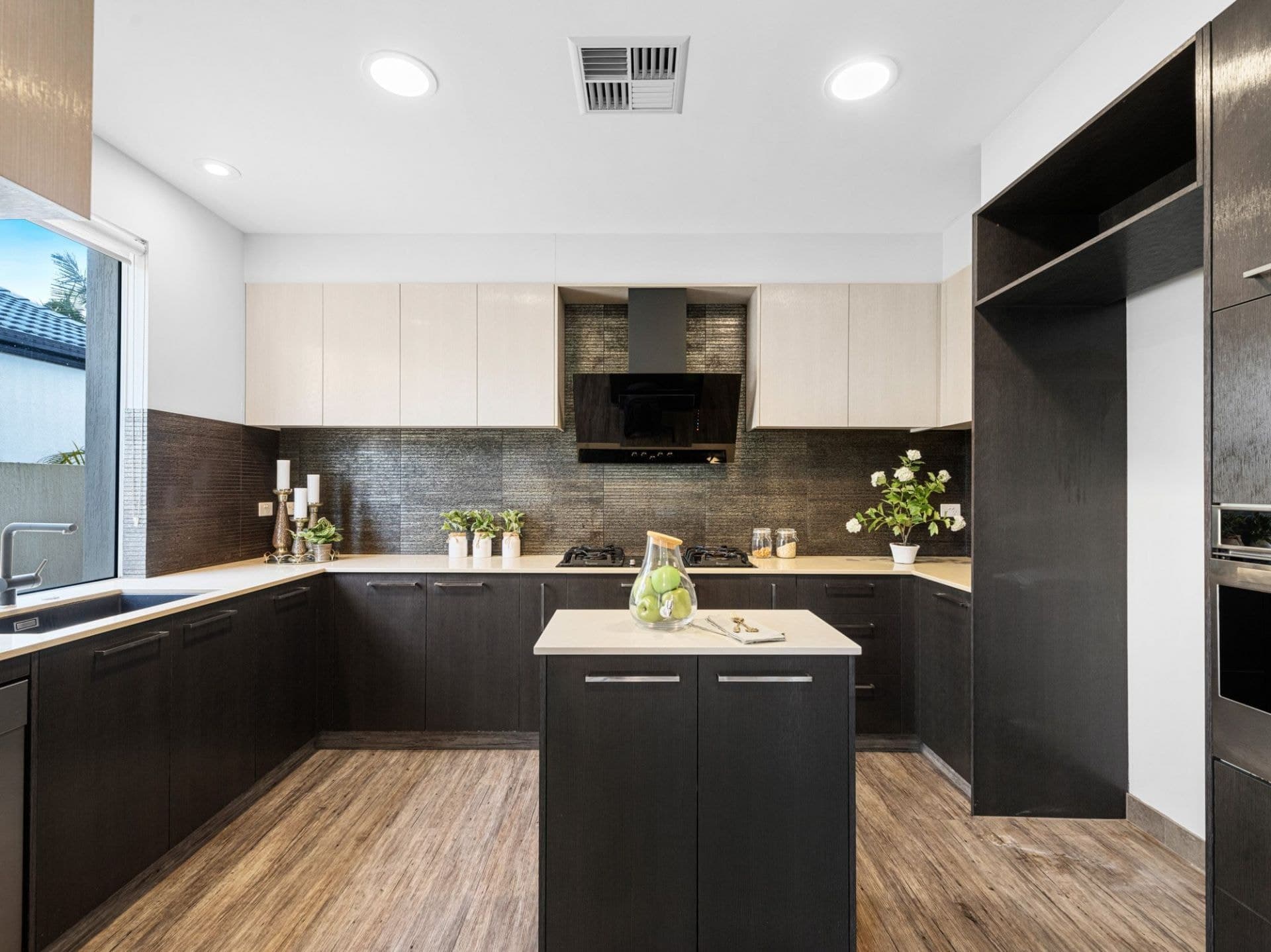 94 Cabana Boulevard, Benowa Waters - Thumbnail 3