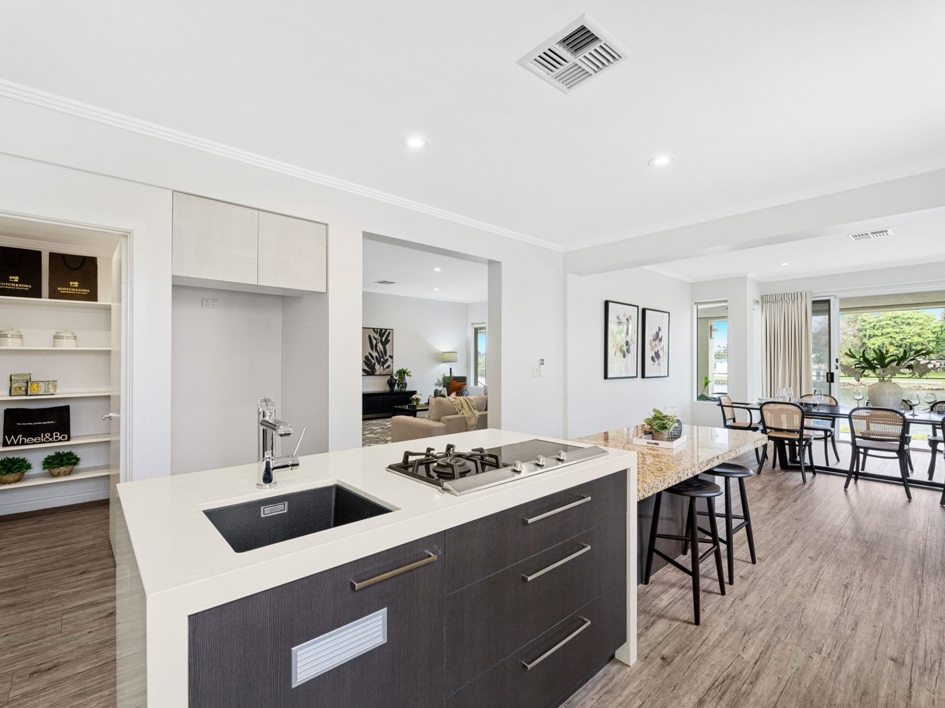 94 Cabana Boulevard, Benowa Waters - Thumbnail 4