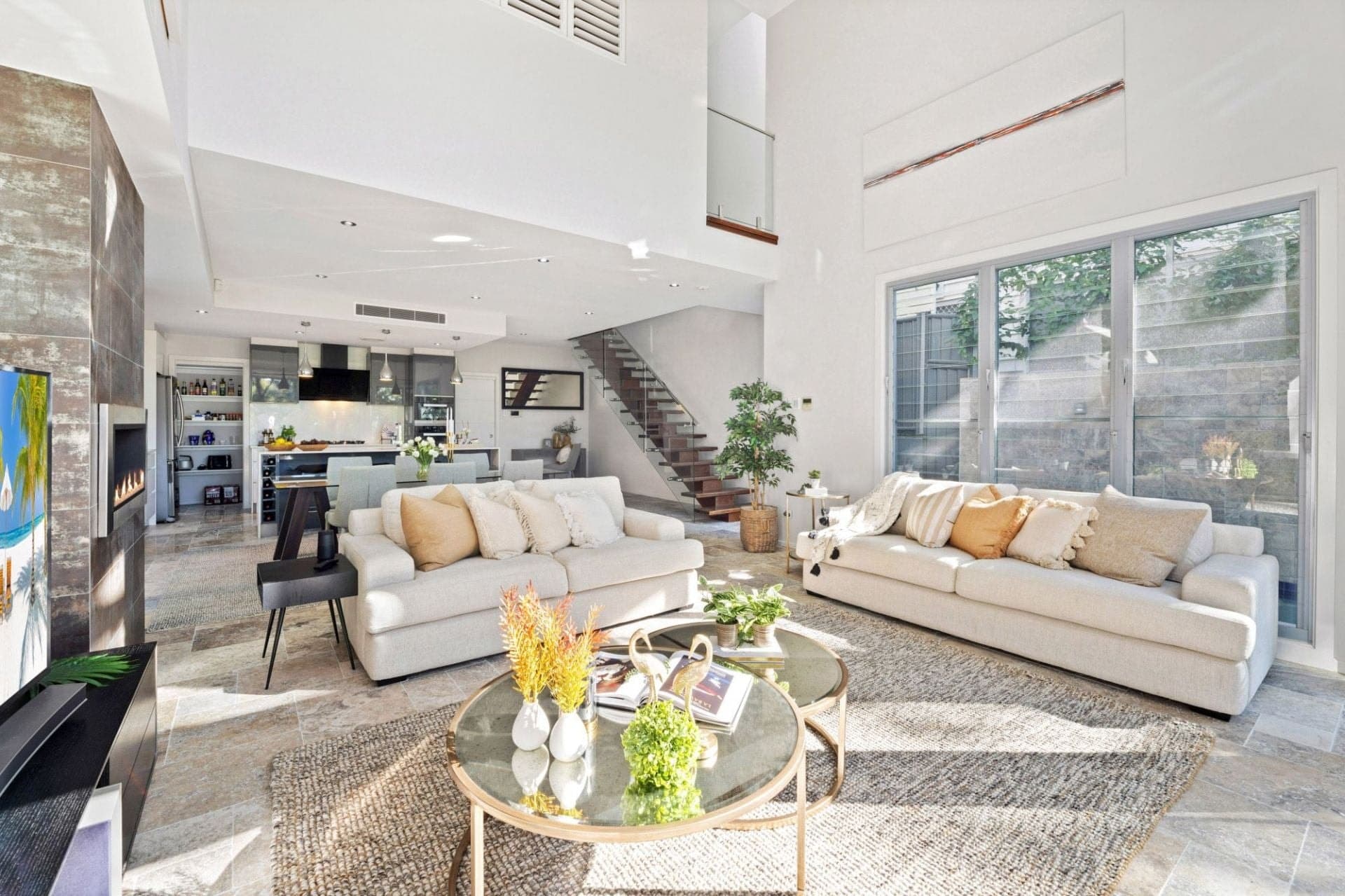 76 Ocean Parade, Burleigh Heads - Thumbnail 4