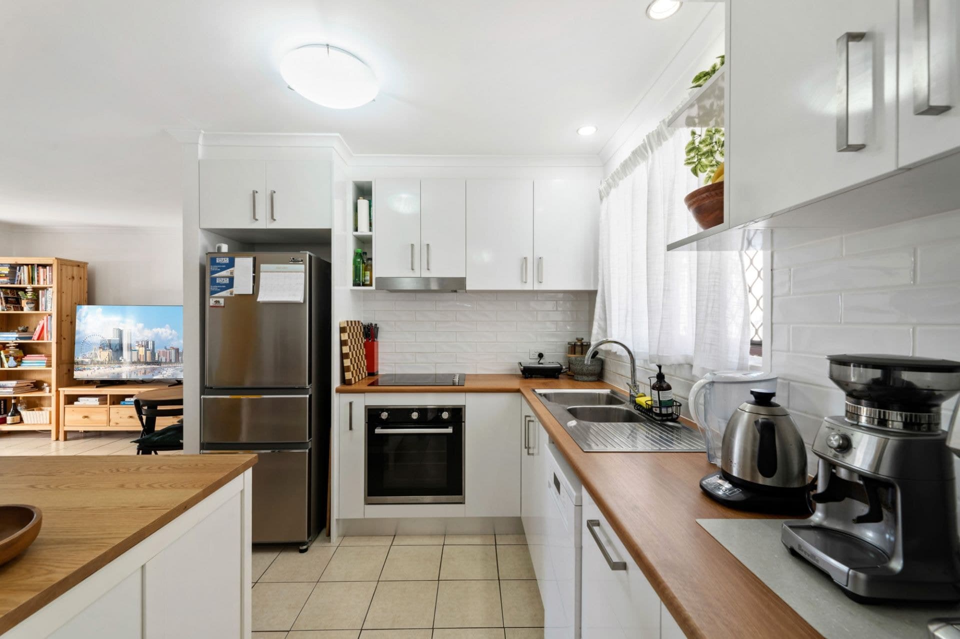 Unit 1/8 Brolga Avenue, Southport - Thumbnail 5
