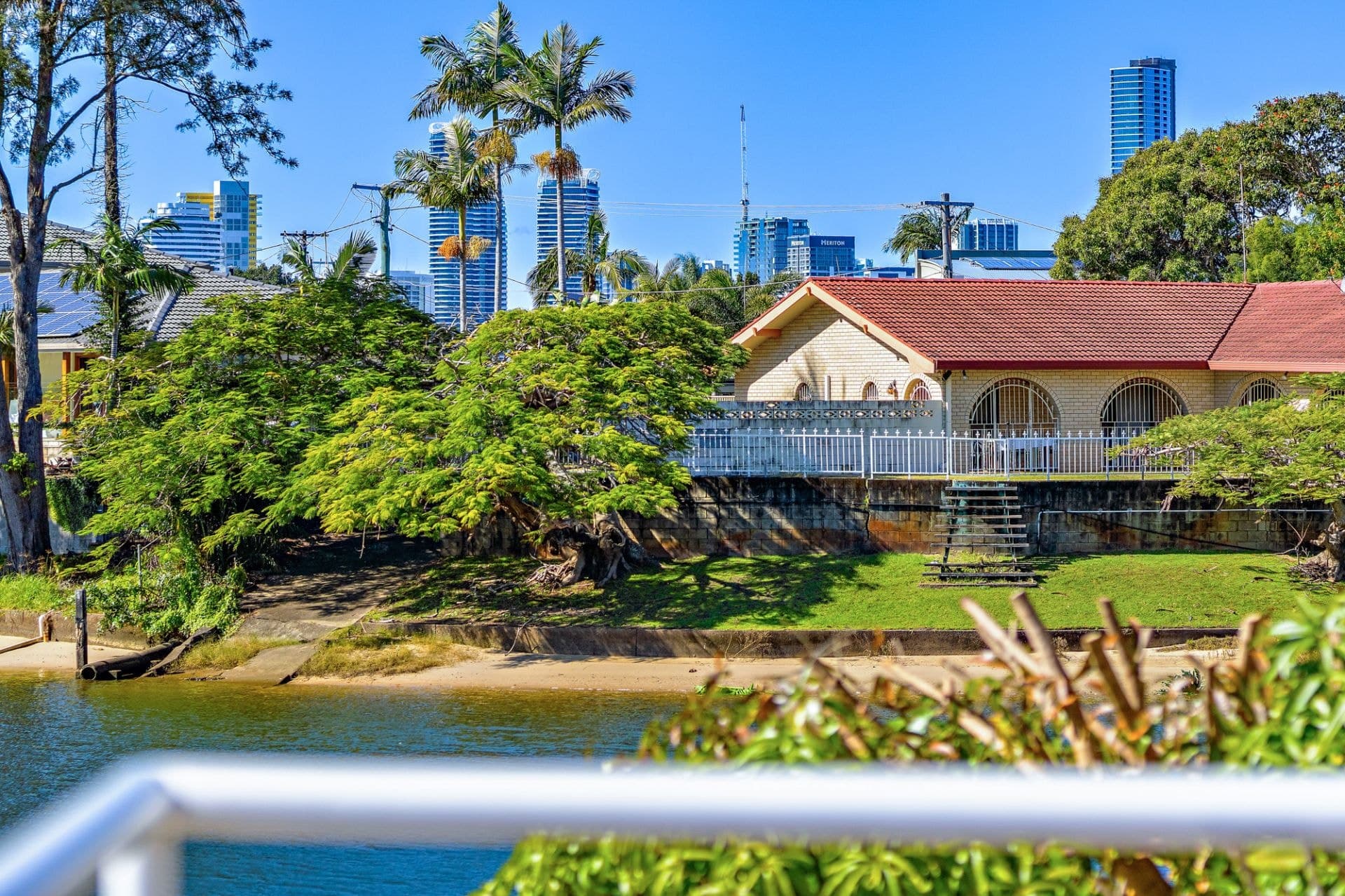 51 Sophie Avenue, Broadbeach Waters - Thumbnail 3