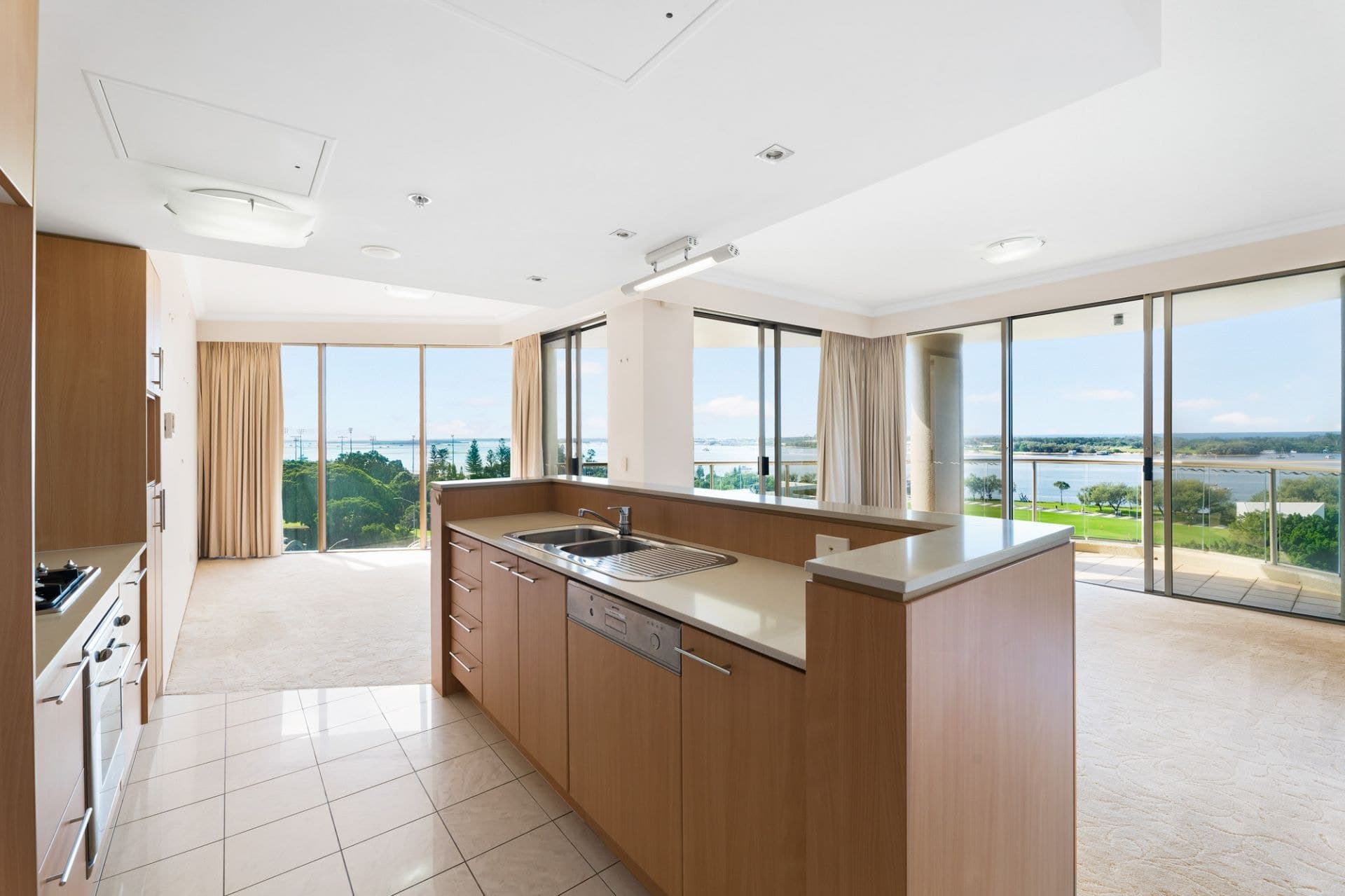 701/50 Marine Parade, Southport - Thumbnail 5
