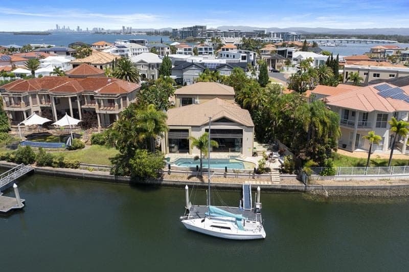 9 Queen Guineveres Place, Sovereign Islands - Thumbnail 2