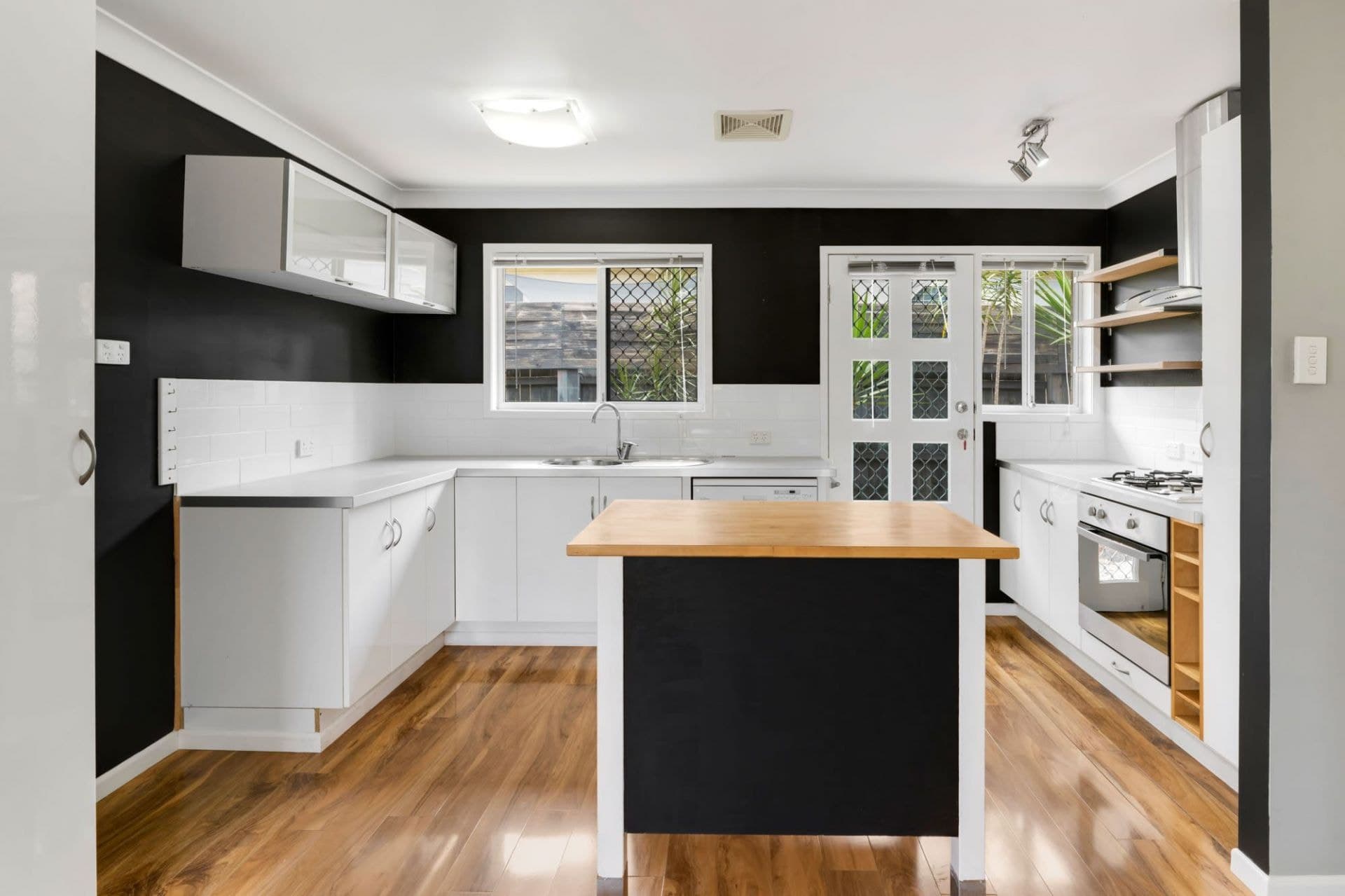 52 Turana Street, Coombabah - Thumbnail 7
