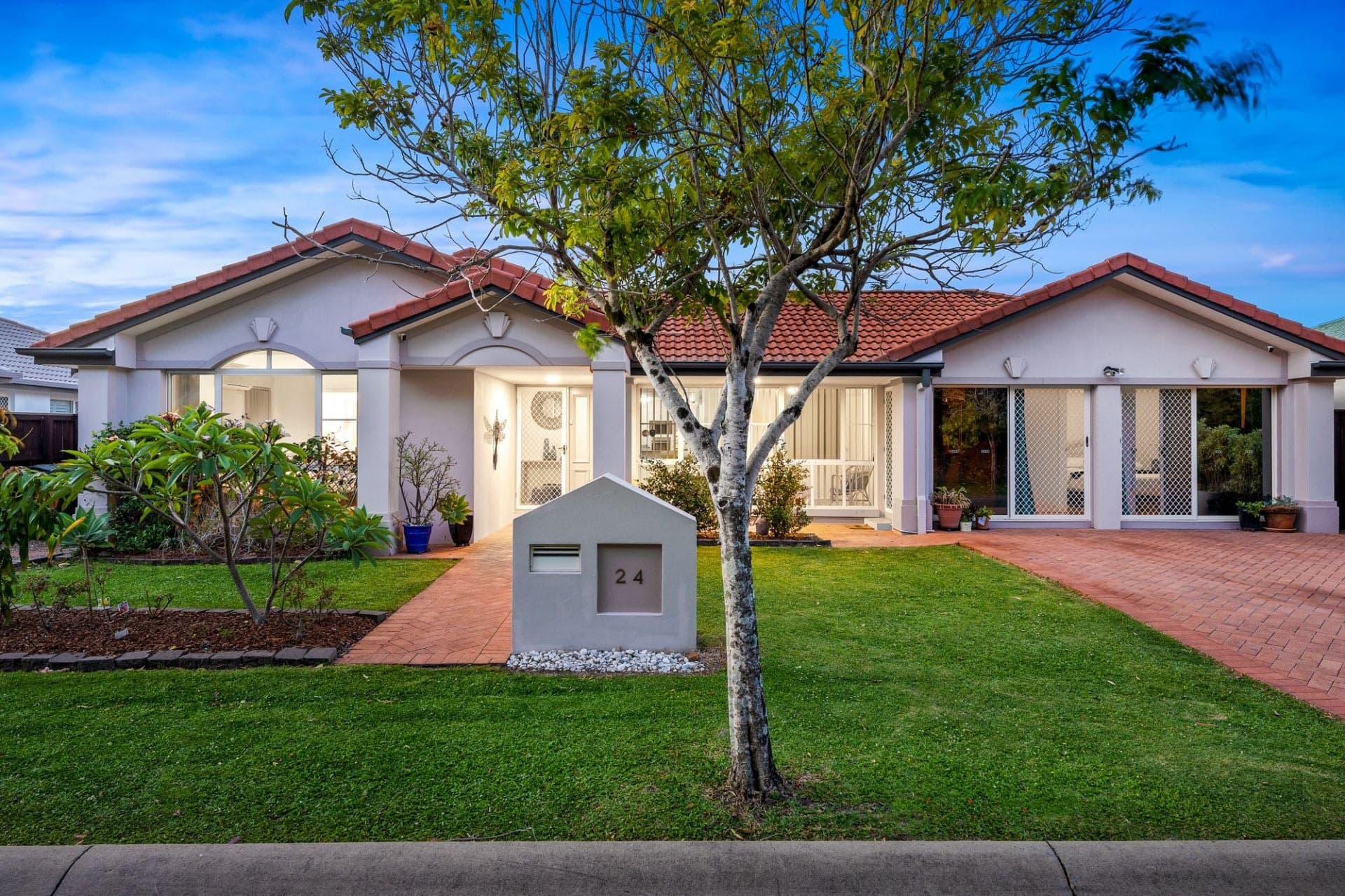 24 Stingray Crescent, Burleigh Waters - Thumbnail 2