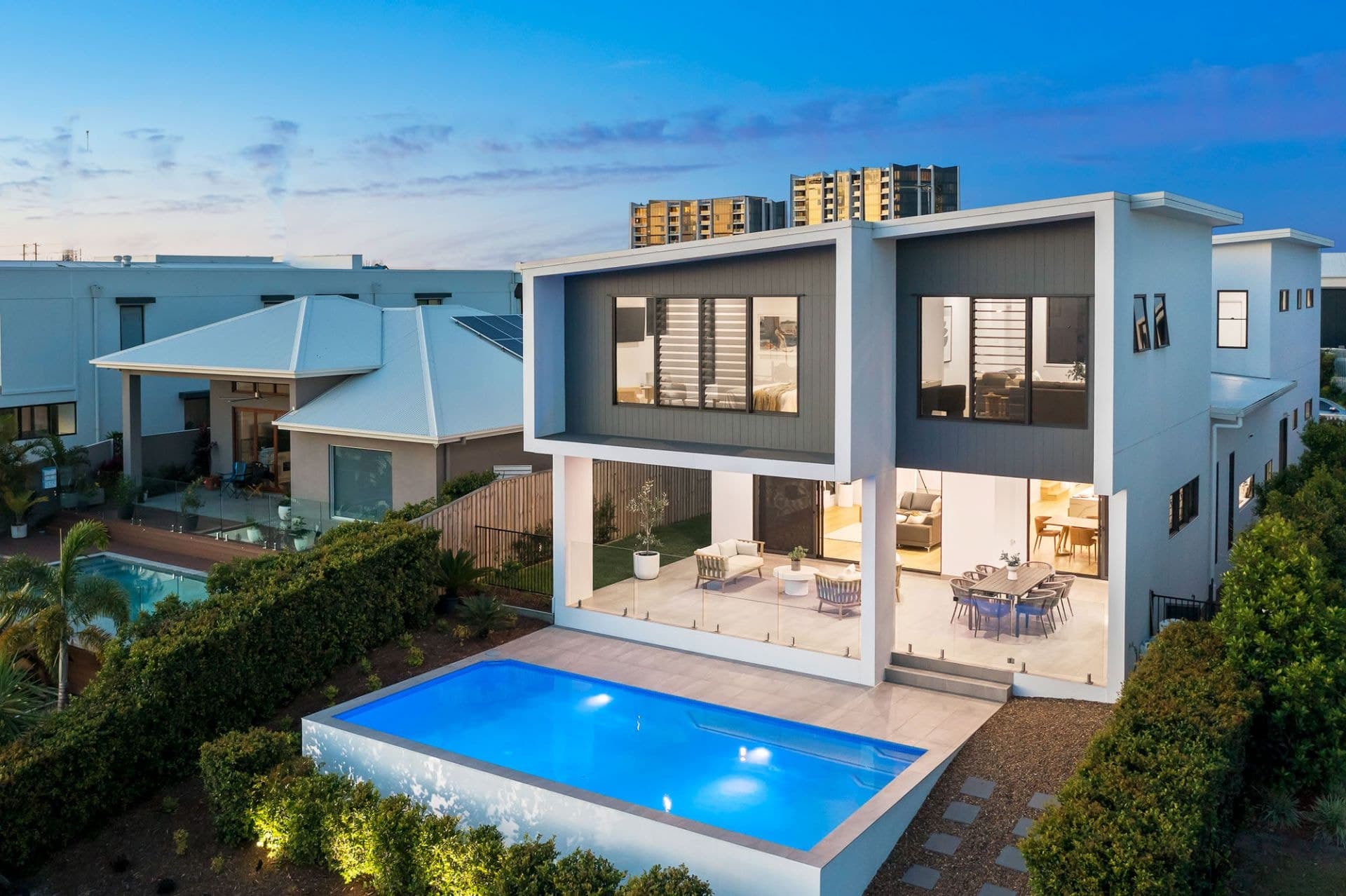 22 Lakeview Boulevard, Mermaid Waters - Image 1