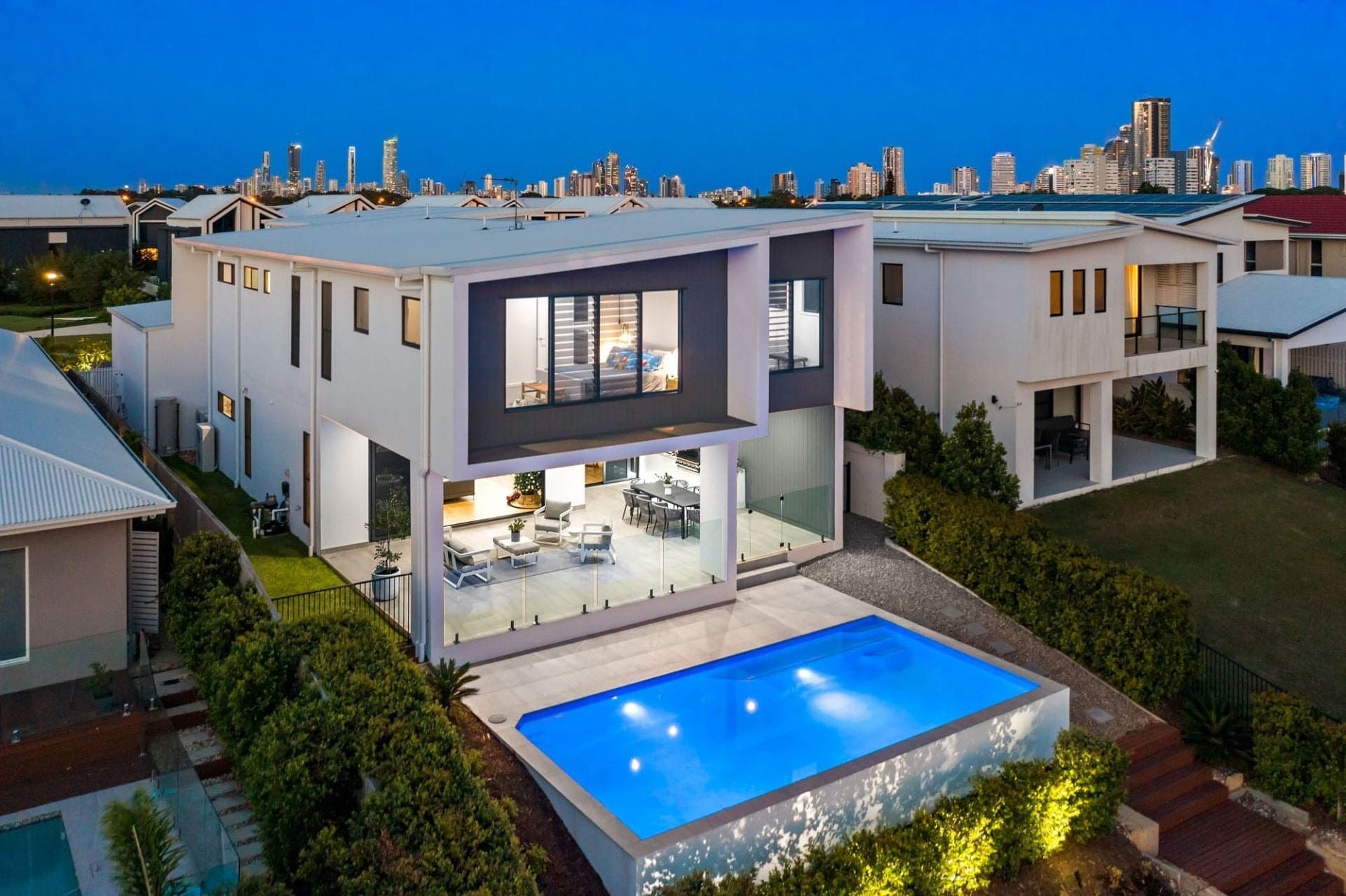 22 Lakeview Boulevard, Mermaid Waters - Thumbnail 2
