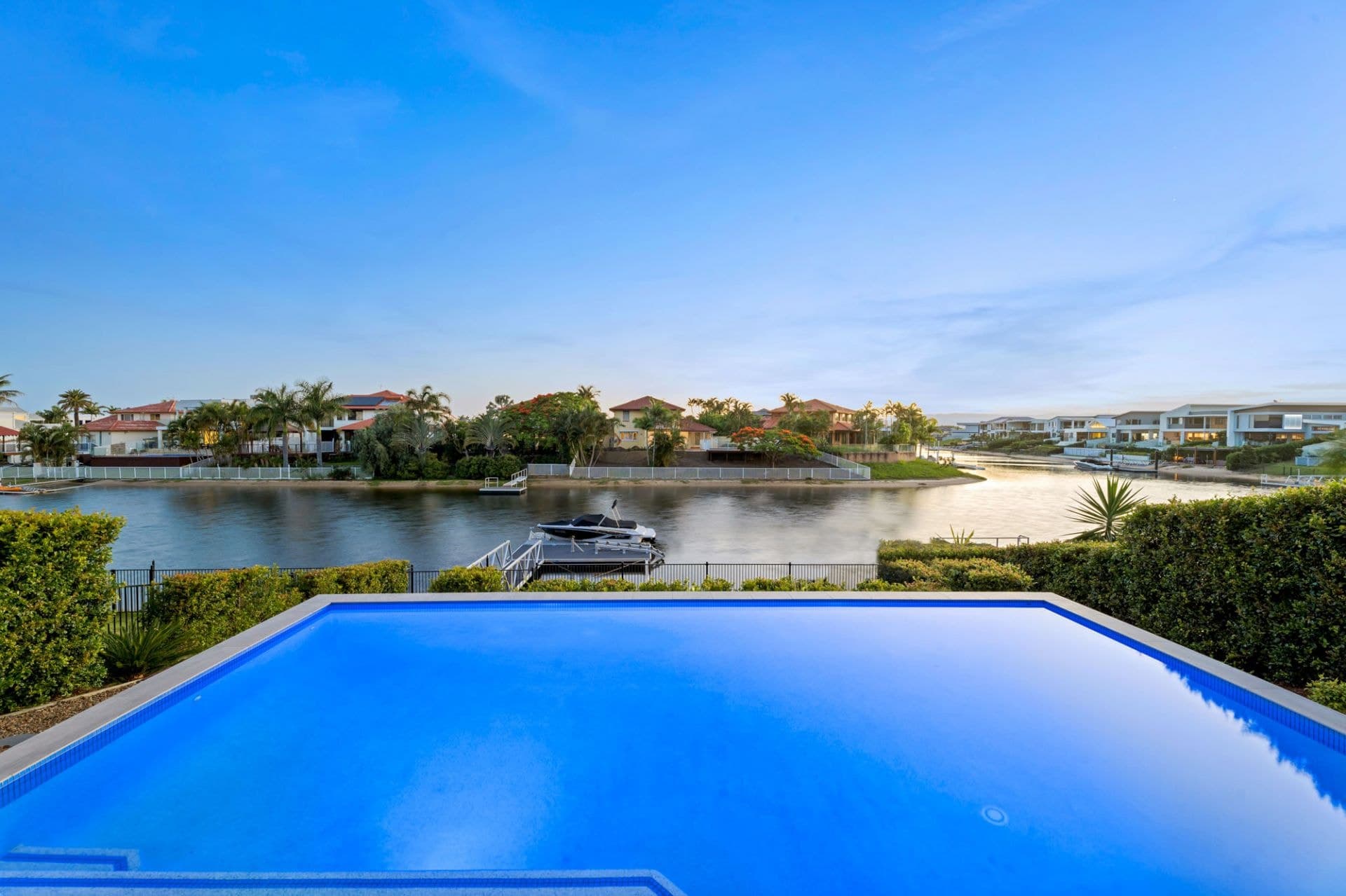 22 Lakeview Boulevard, Mermaid Waters - Thumbnail 3
