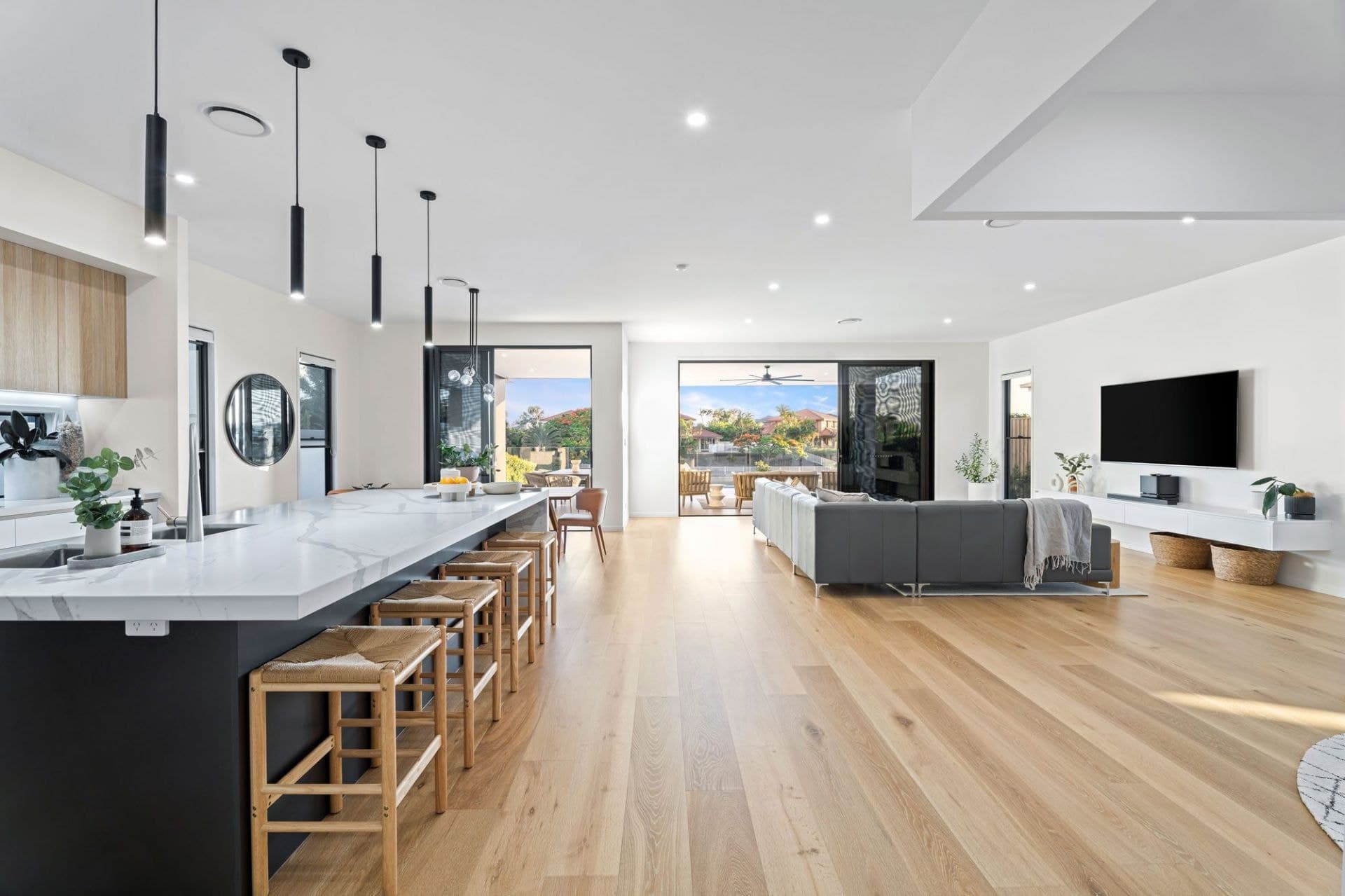 22 Lakeview Boulevard, Mermaid Waters - Thumbnail 4