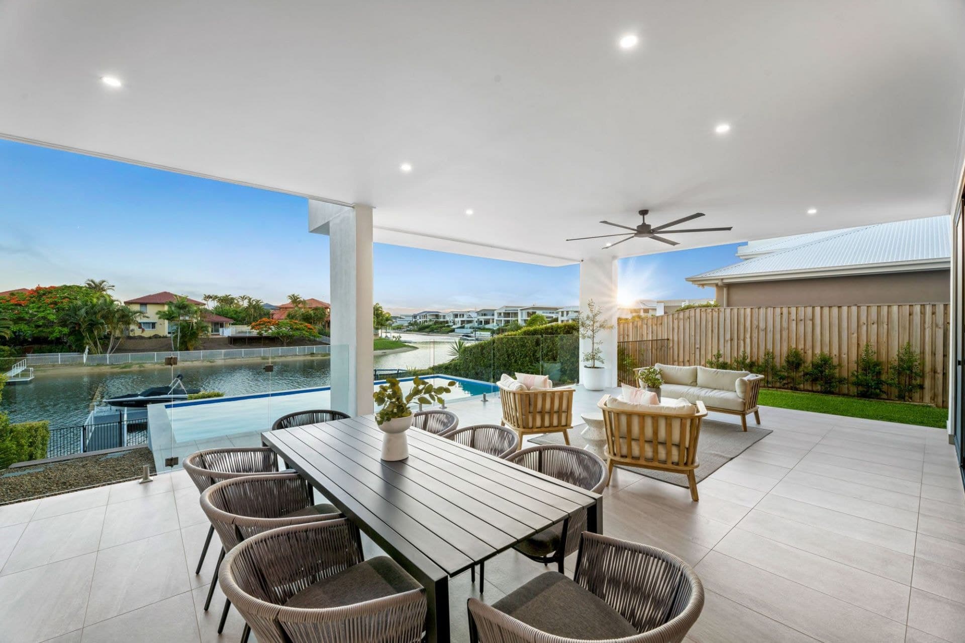 22 Lakeview Boulevard, Mermaid Waters - Thumbnail 5