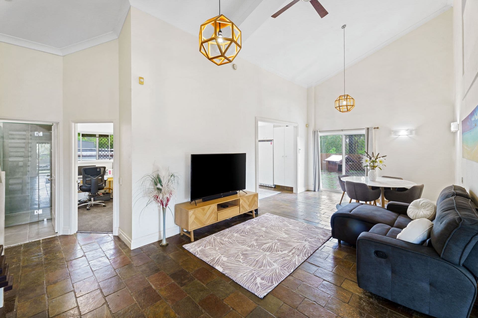 27-29 Columbine Way, Gaven - Thumbnail 8