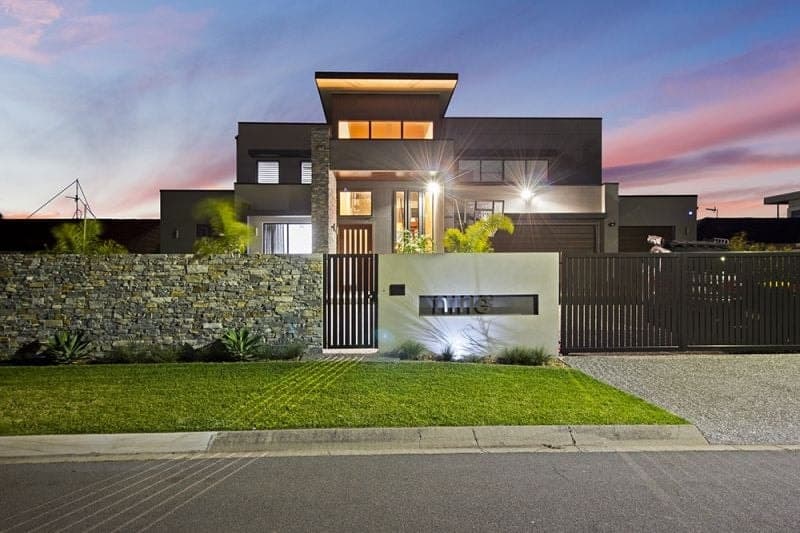 9 Rudder Court, Mermaid Waters - Thumbnail 2