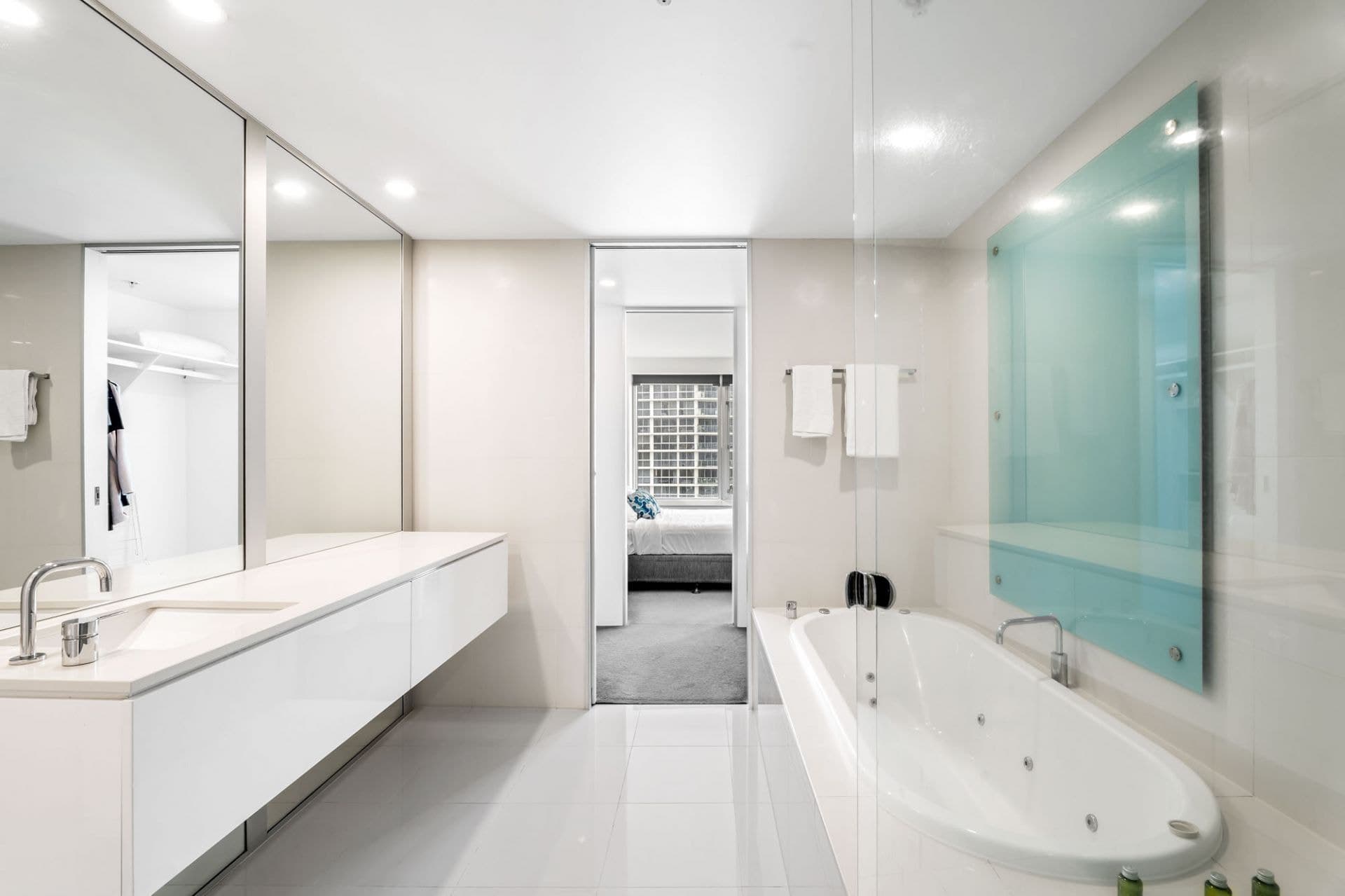 2104/9 Hamilton Avenue, Surfers Paradise - Image 1