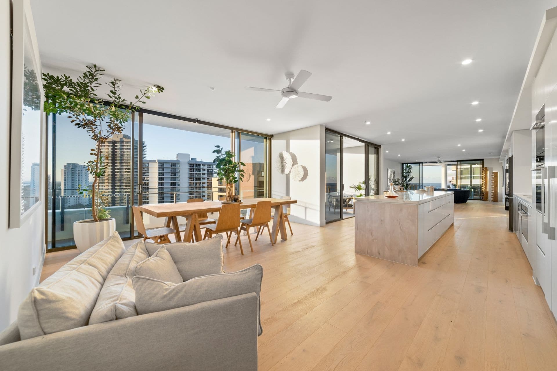 1501/5 Pacific Street, Main Beach - Thumbnail 4