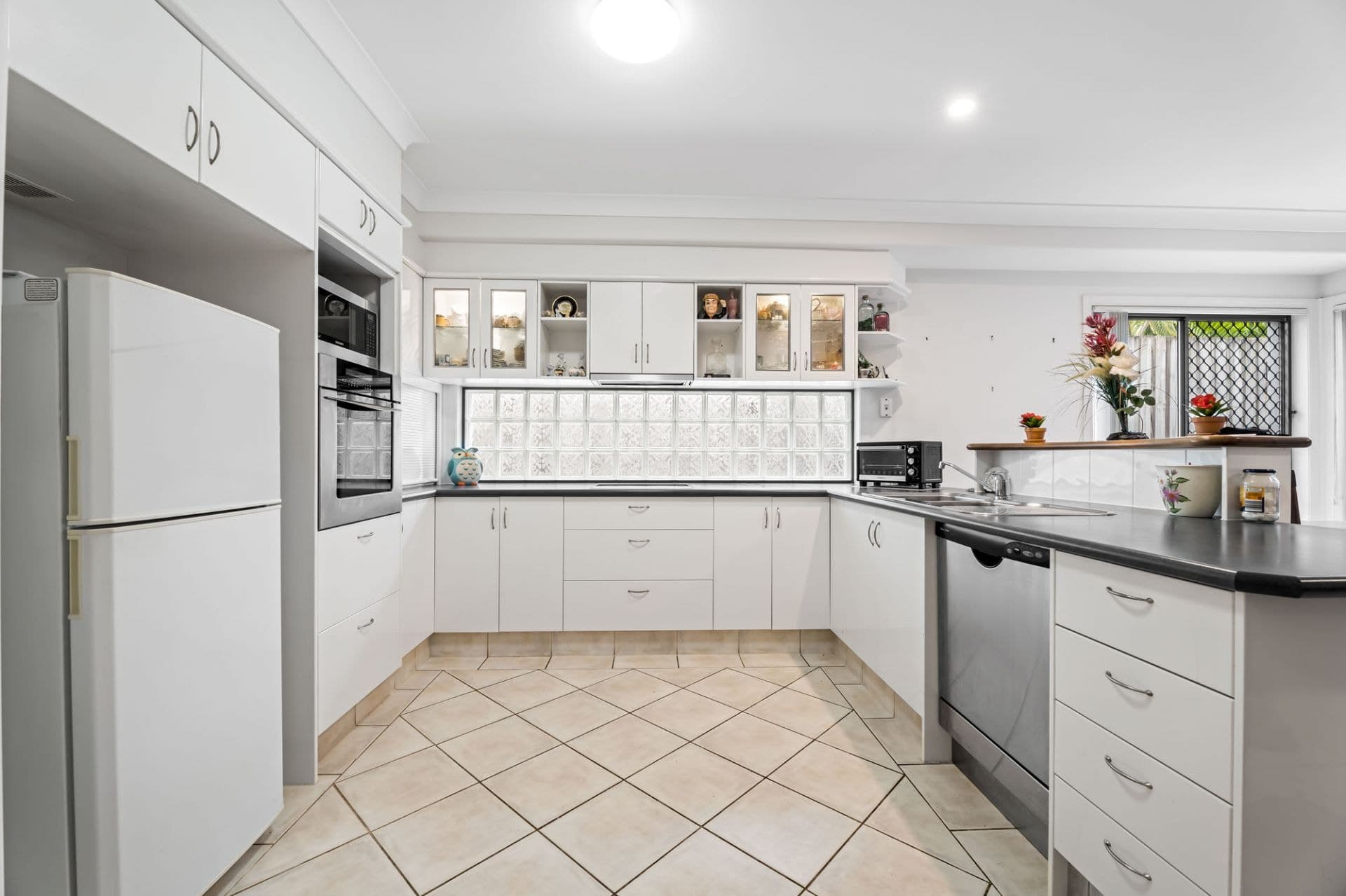 1/37 Dolphin Avenue, Mermaid Beach - Thumbnail 4