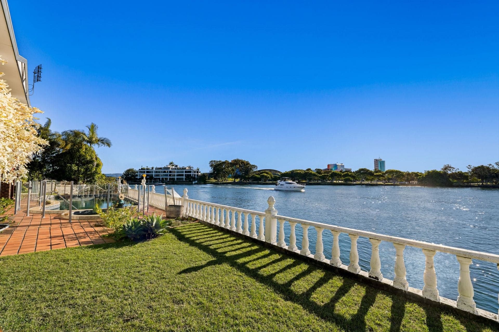 64 Sunset Boulevard, Surfers Paradise - Image 1