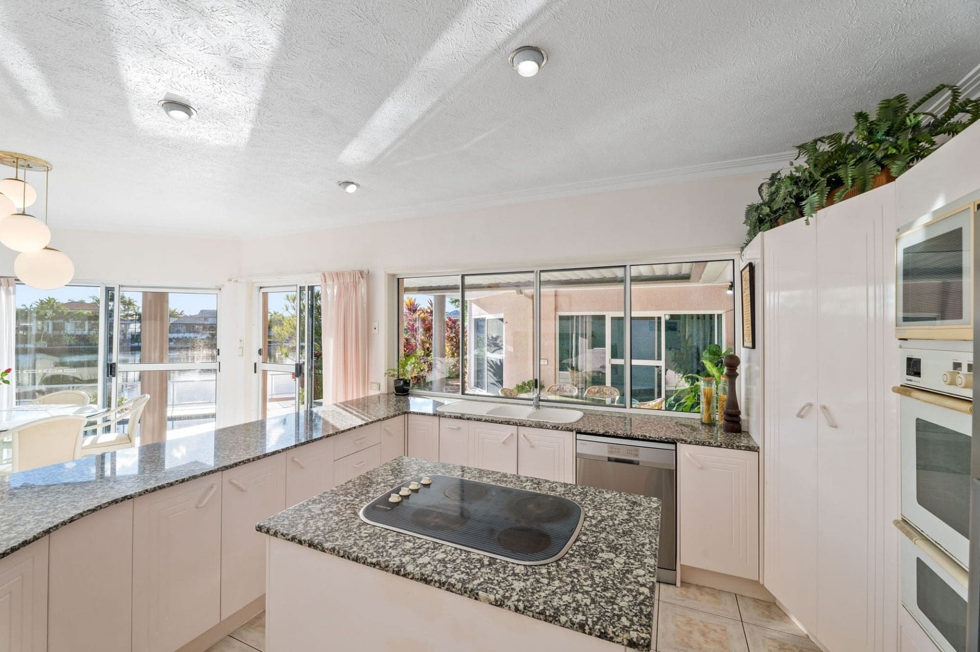 367 Rio Vista Boulevard, Mermaid Waters - Thumbnail 6