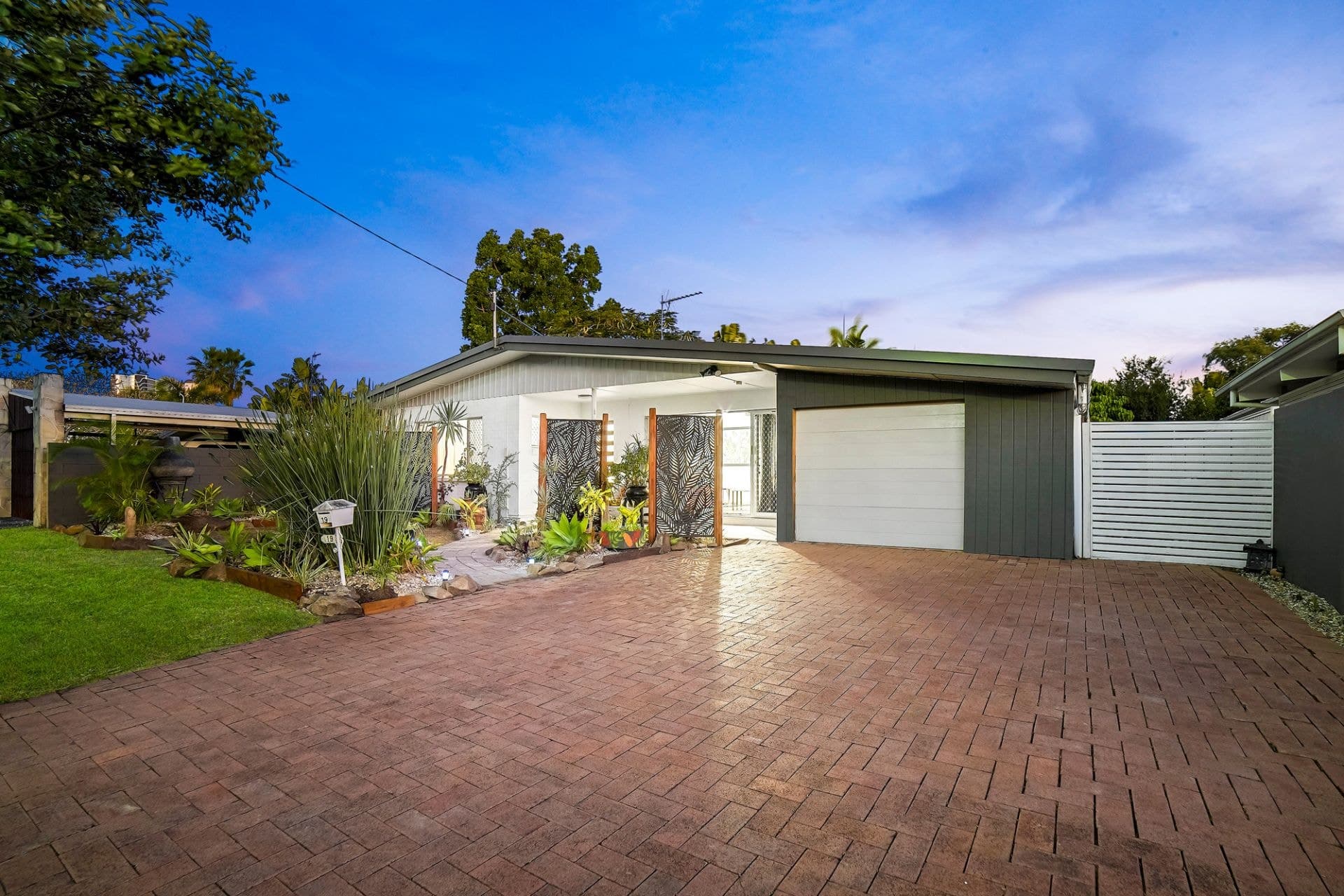 19 Naranga Avenue, Broadbeach Waters - Thumbnail 2