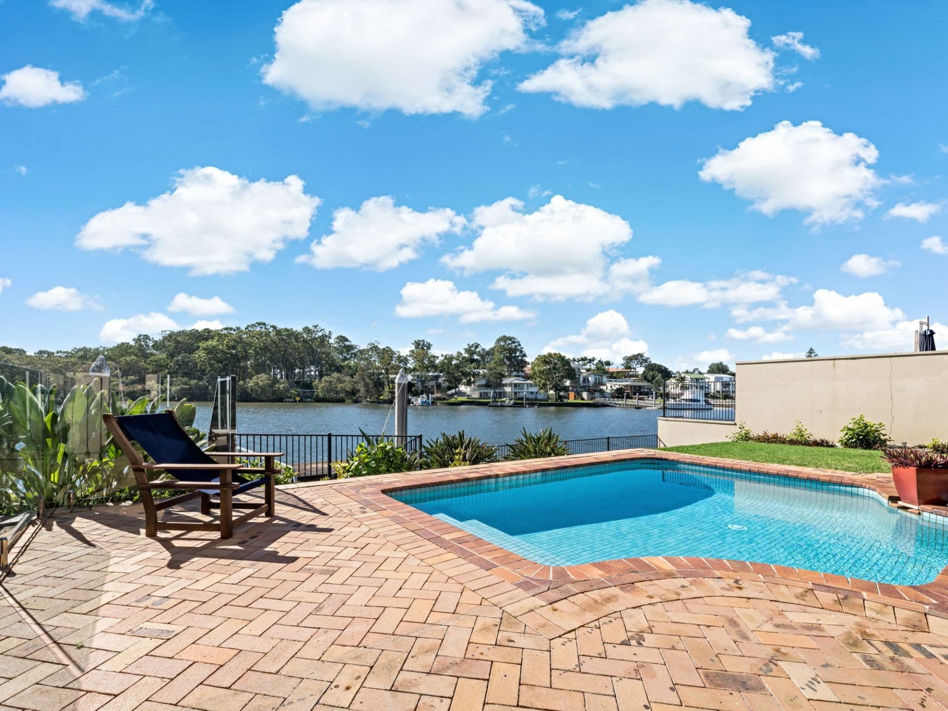 5316 Marine Drive North, Hope Island - Thumbnail 4