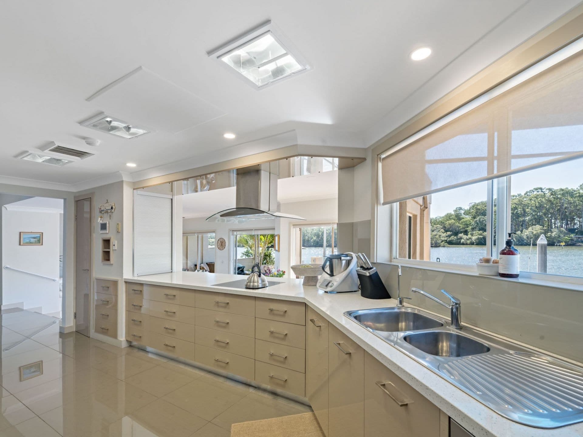 5316 Marine Drive North, Hope Island - Thumbnail 6