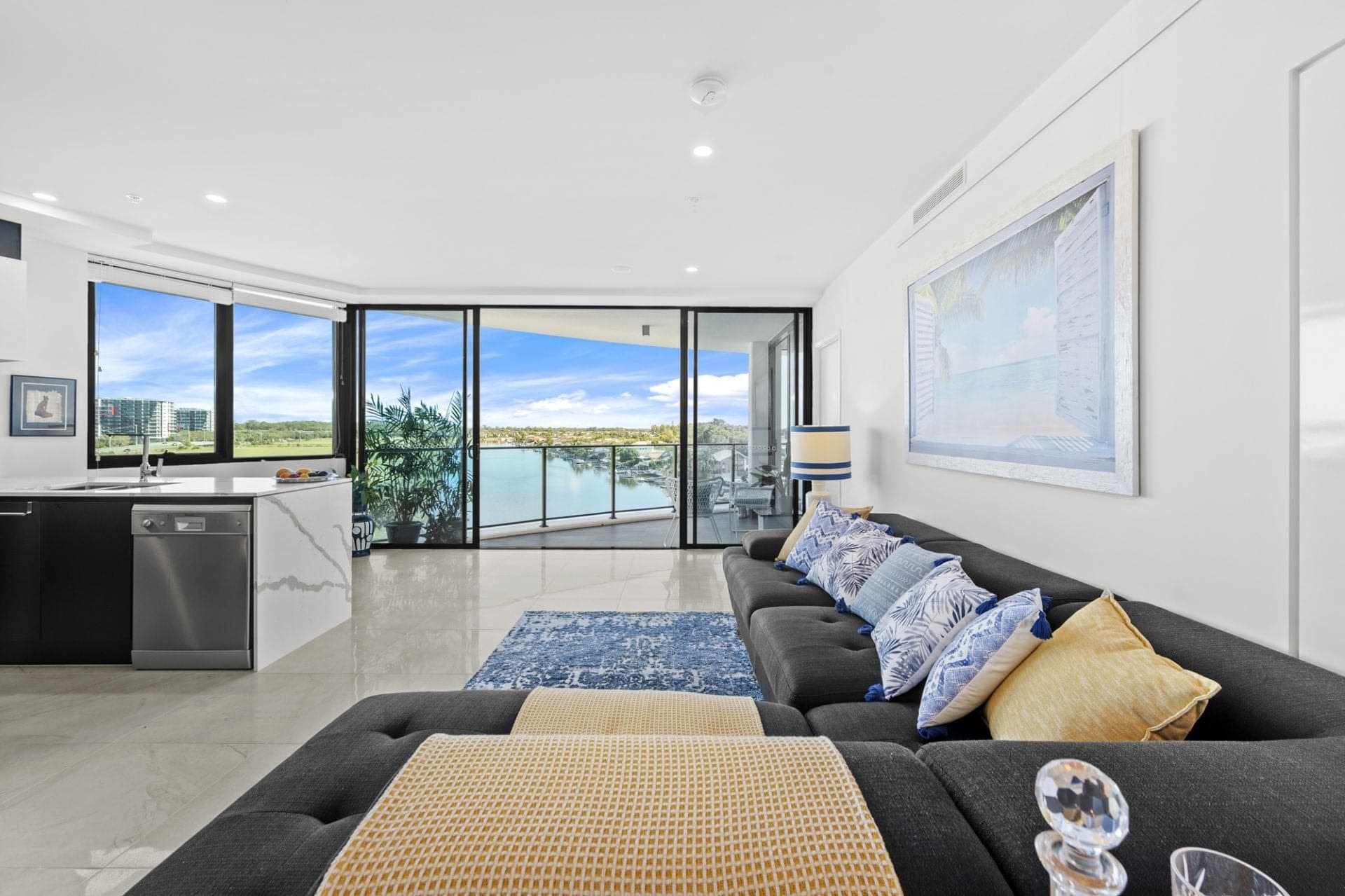 5401/5 Harbourside Court, Biggera Waters - Thumbnail 2
