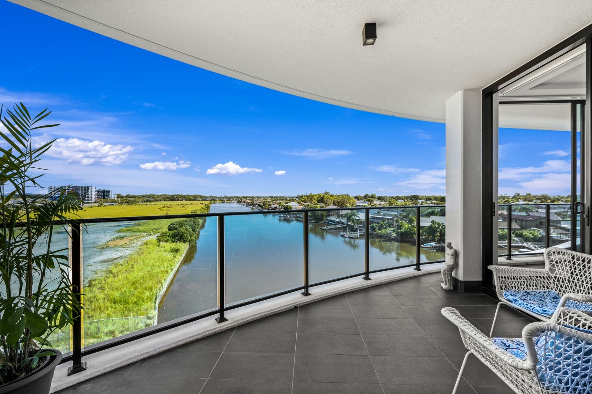 5401/5 Harbourside Court, Biggera Waters - Thumbnail 3
