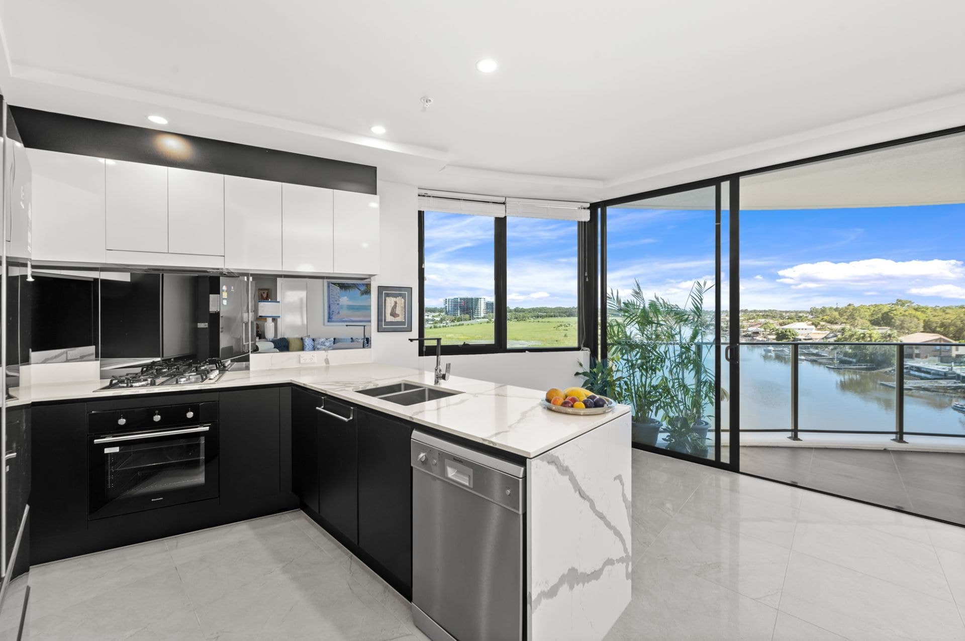 5401/5 Harbourside Court, Biggera Waters - Thumbnail 5