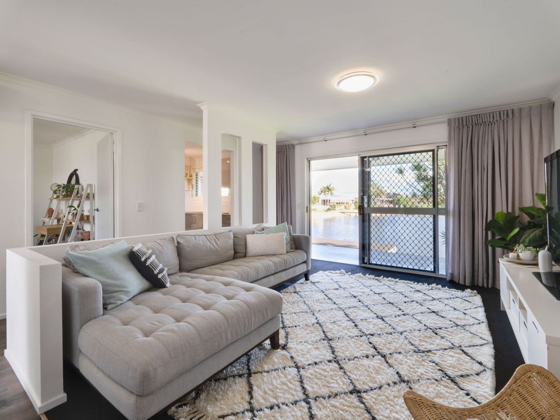25 Weatherly Avenue, Mermaid Waters - Thumbnail 8