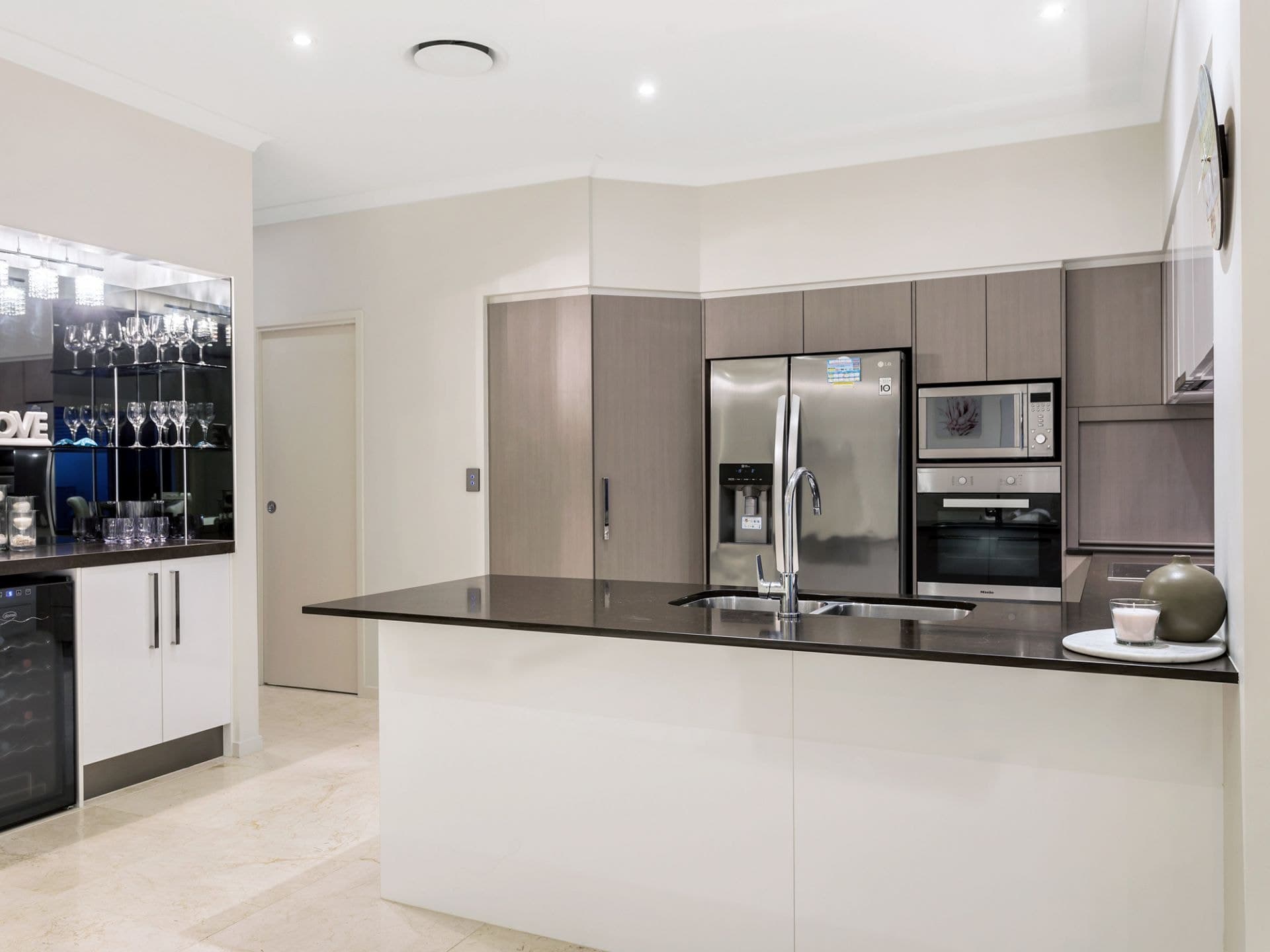 2/32 Tedder Avenue, Main Beach - Thumbnail 5