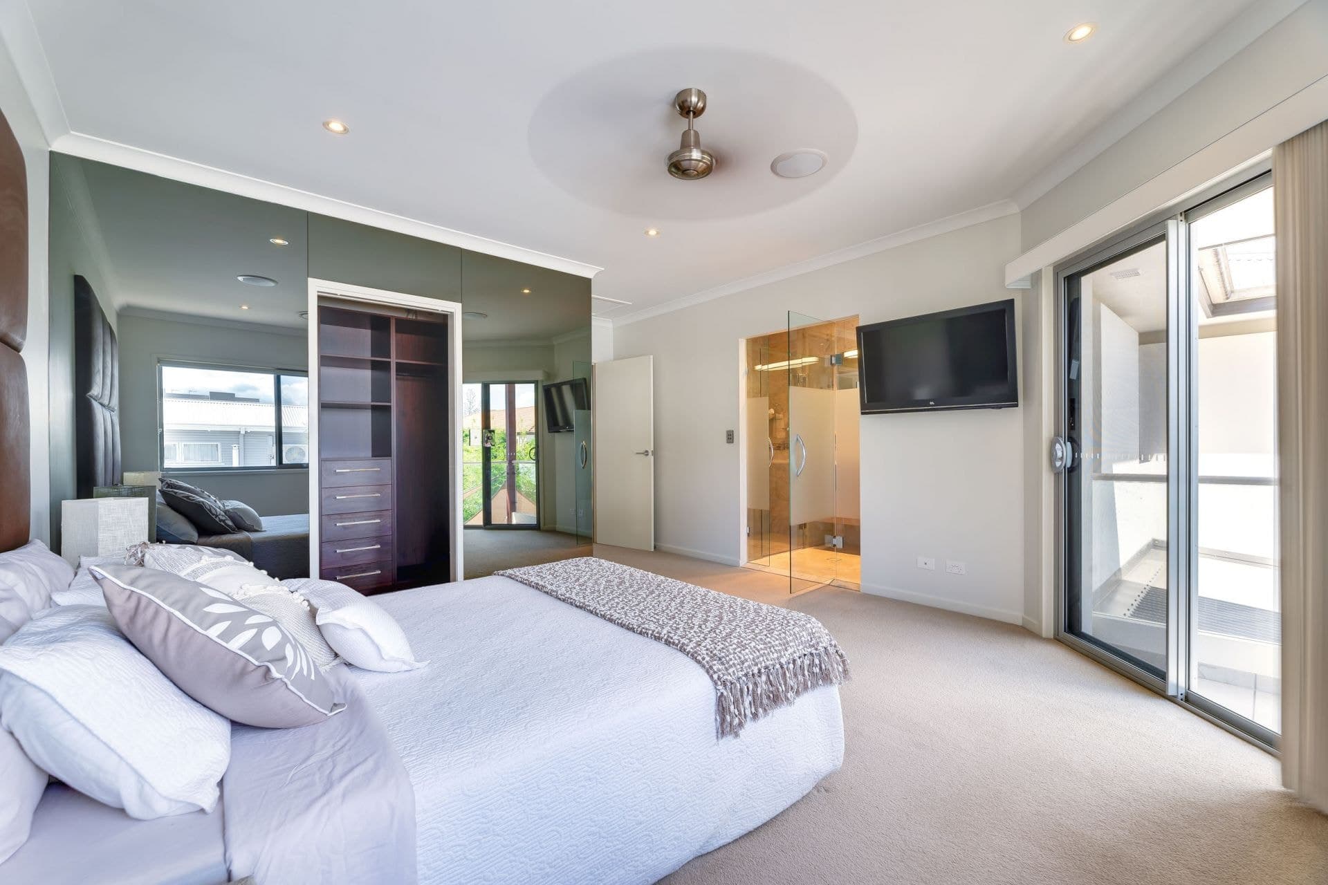 2/32 Tedder Avenue, Main Beach - Thumbnail 8