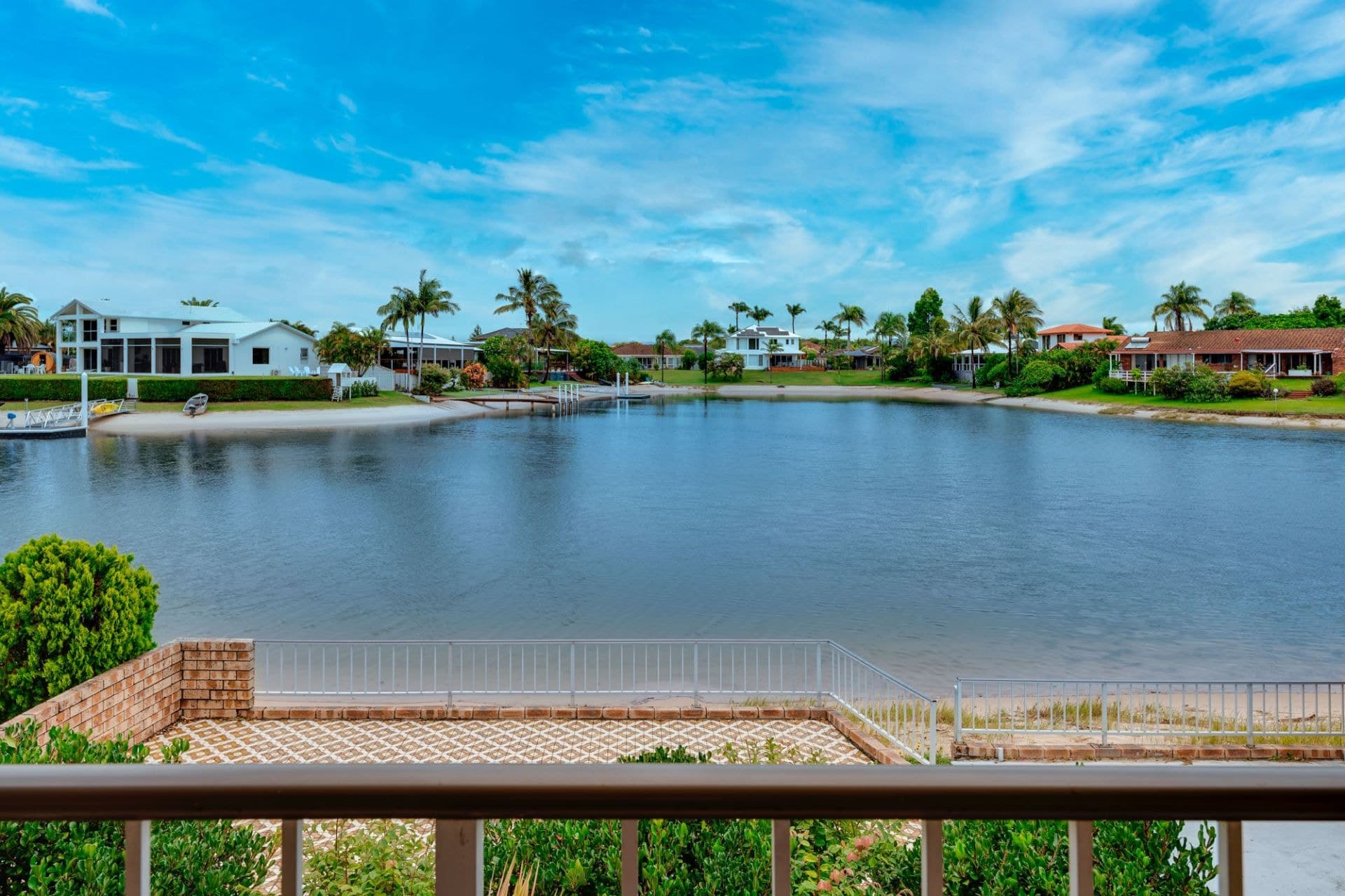 27 Weatherly Avenue, Mermaid Waters - Thumbnail 2