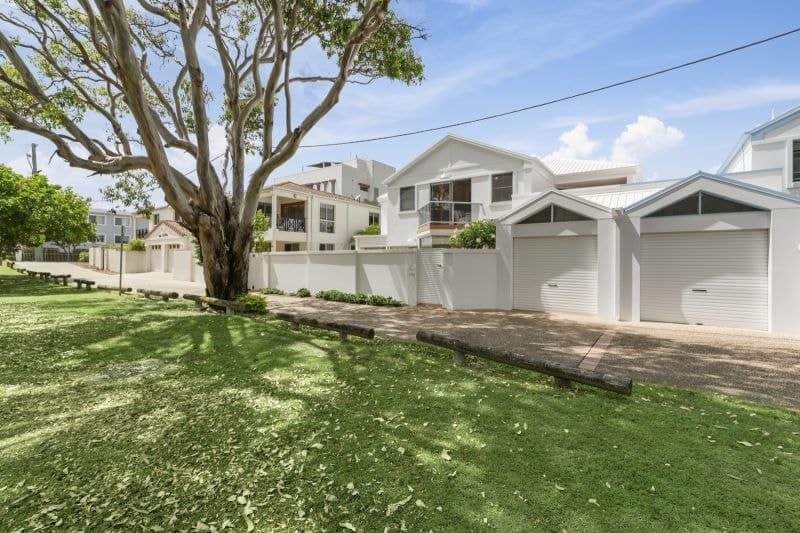 1/104 Hedges Avenue, Mermaid Beach - Thumbnail 3
