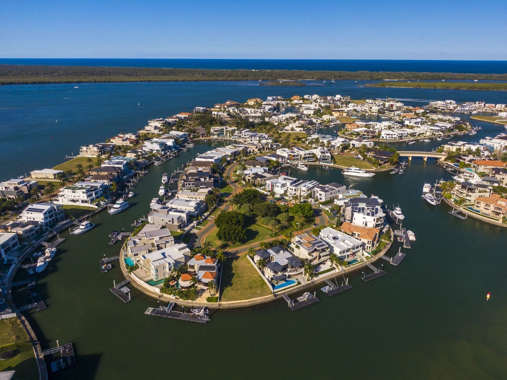 35 Hampton Court, Sovereign Islands - Thumbnail 2