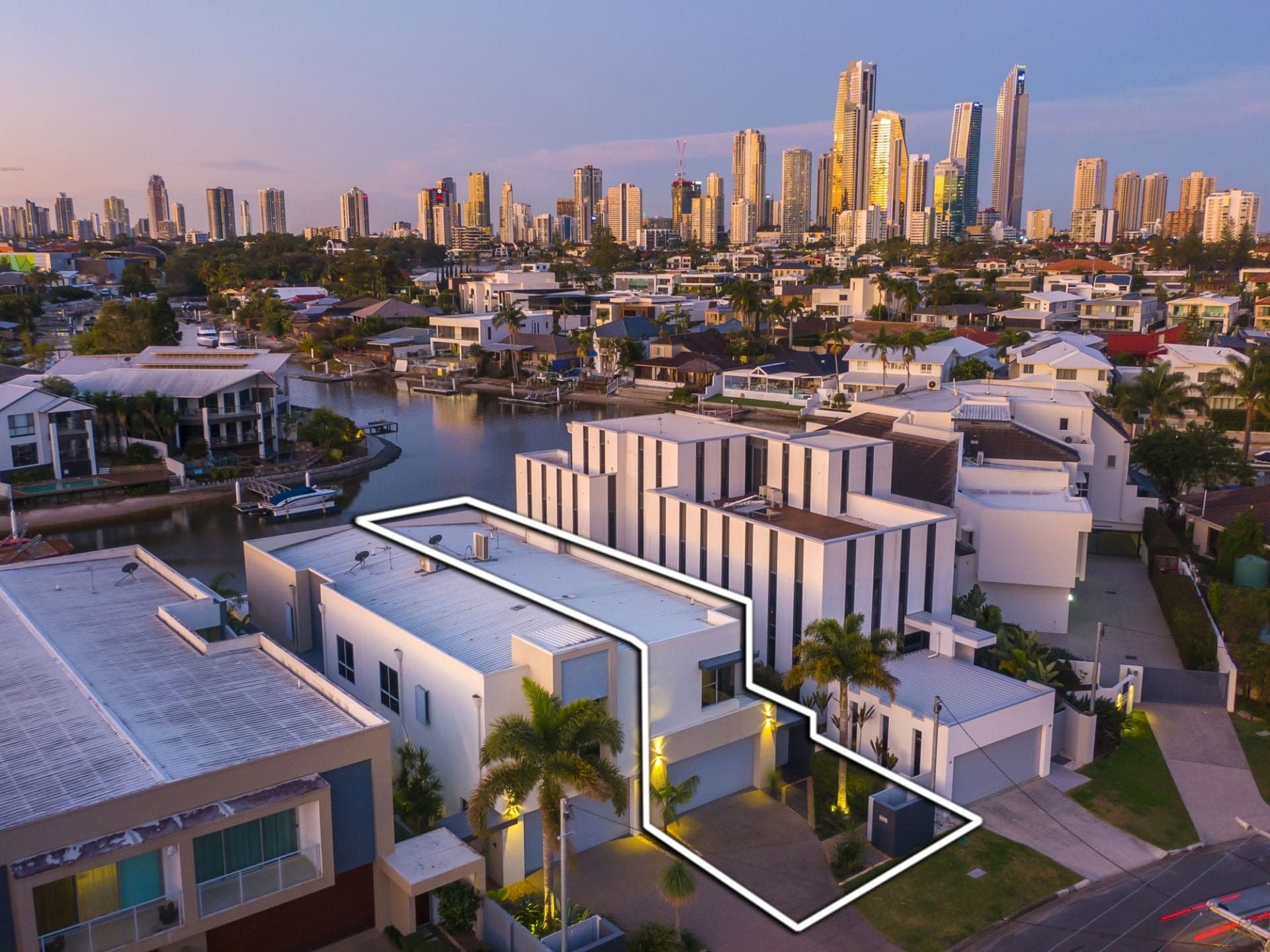 2/13A Vespa Crescent, Surfers Paradise - Thumbnail 2
