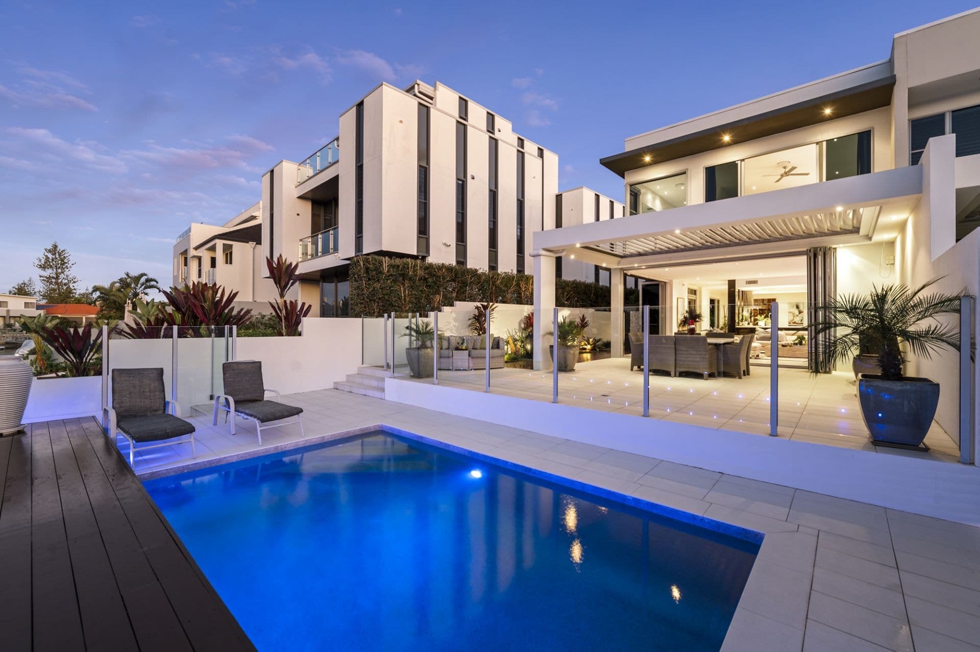 2/13A Vespa Crescent, Surfers Paradise - Thumbnail 3