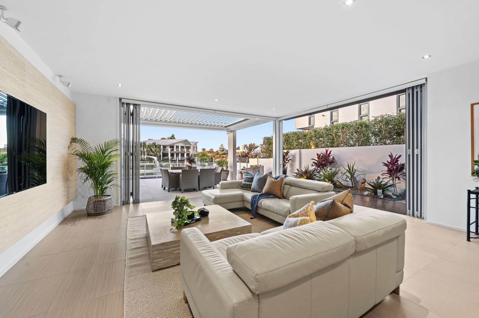 2/13A Vespa Crescent, Surfers Paradise - Thumbnail 5