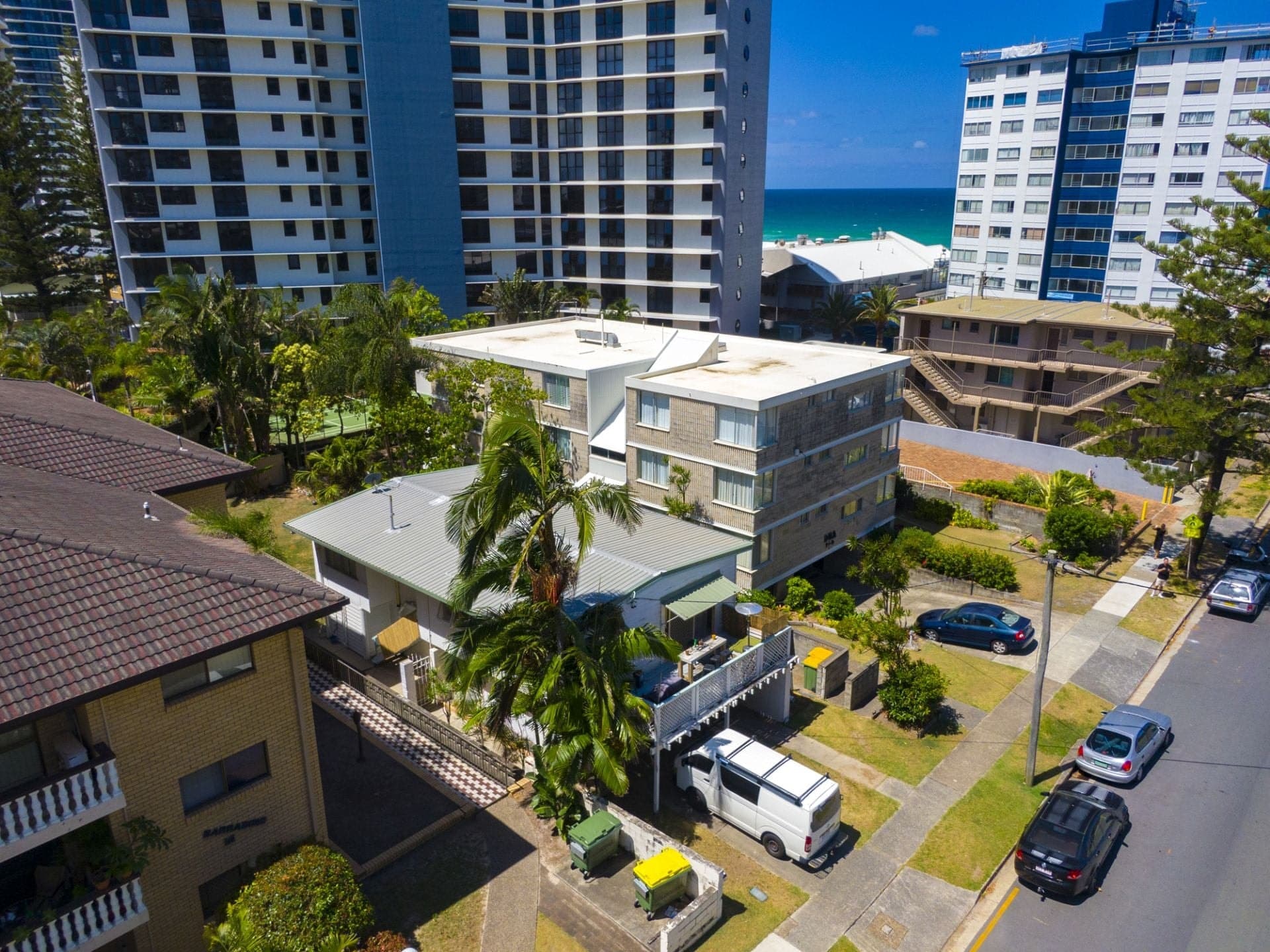 11 Aubrey Street, Surfers Paradise - Thumbnail 5